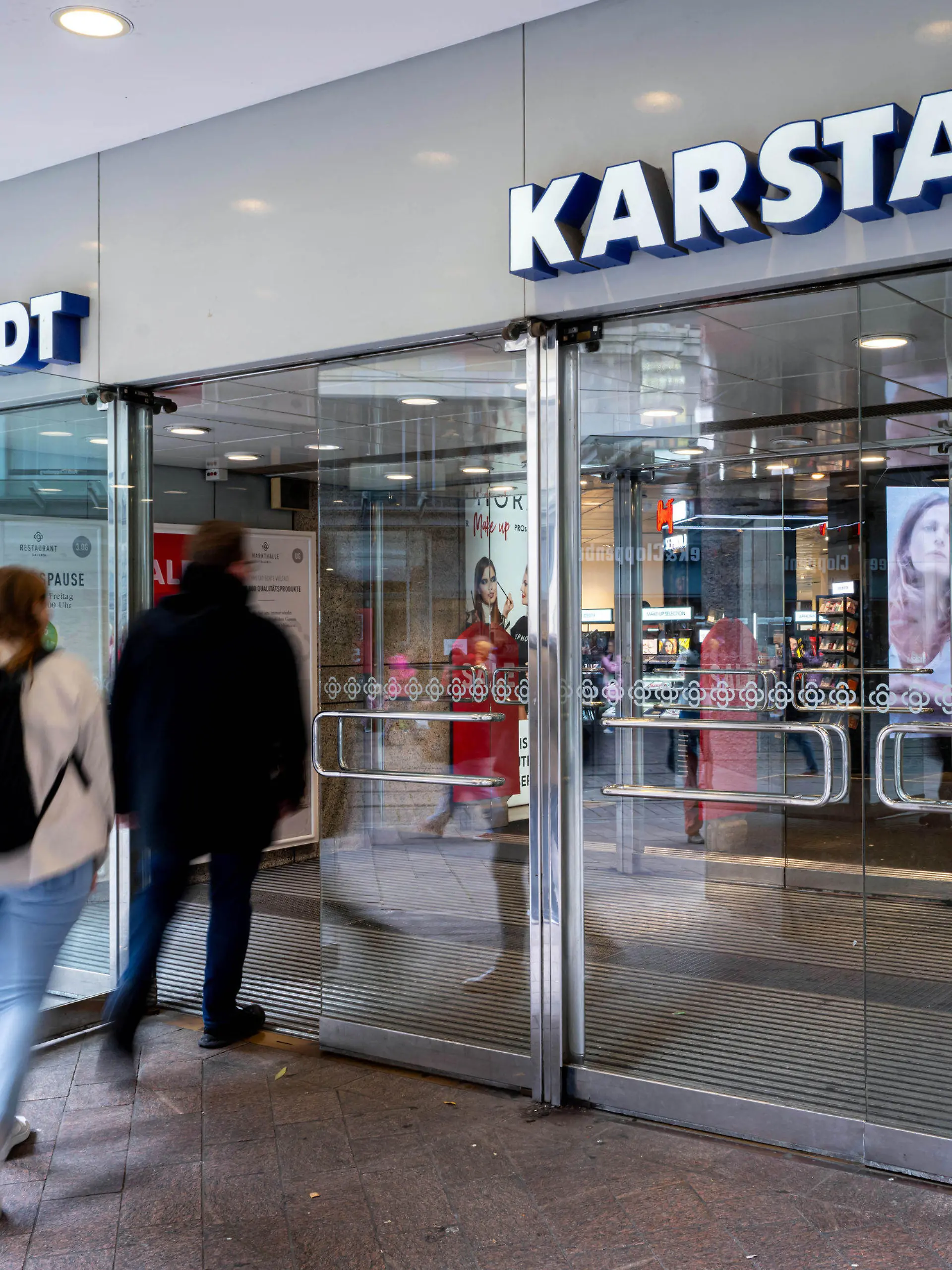 PRODUKTION - 07.08.2023, Bremen: Der Eingang zum Warenhauskonzern Galeria Karstadt Kaufhof in der Innenstadt von Bremen. (Zu dpa «Rettung oder Schließung - Wie es um die Galeria-Standorte steht») Foto: Sina Schuldt/dpa +++ dpa-Bildfunk +++