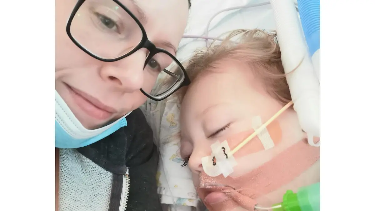 Mutter und Sohn Sebastian im Krankenhaus