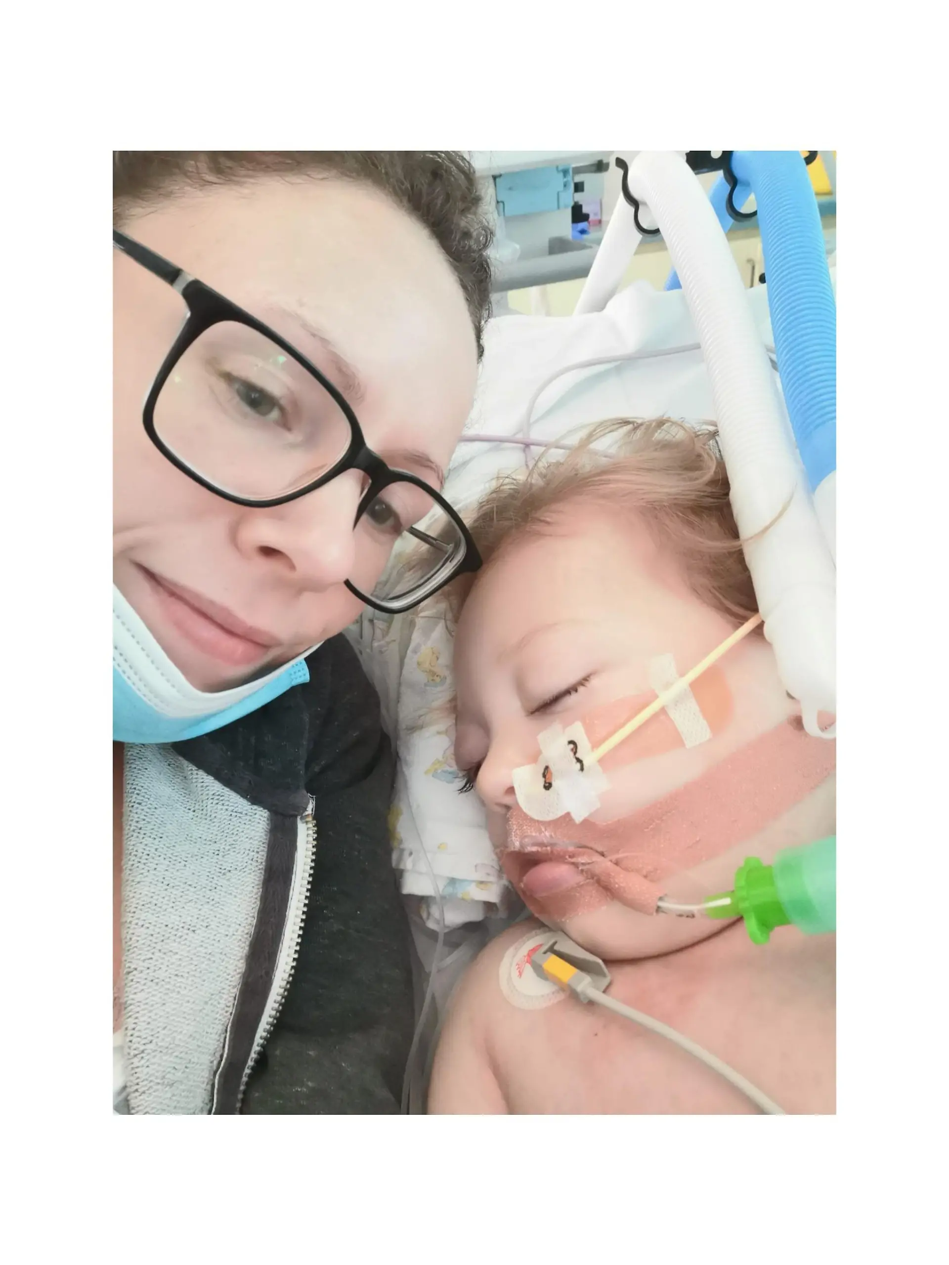 Mutter und Sohn Sebastian im Krankenhaus