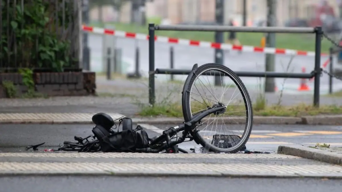 Radfahrerin von Beton-Mischer überrollt