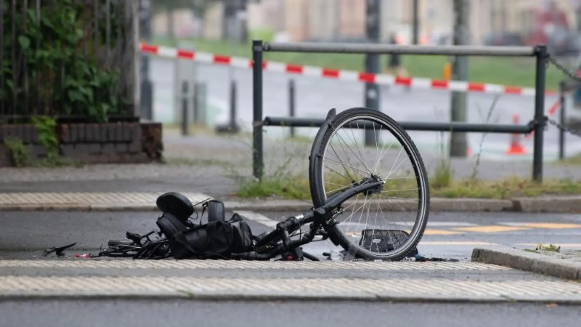 Radfahrerin von Beton-Mischer überrollt