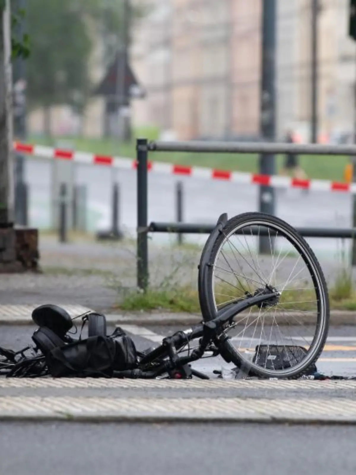 Radfahrerin von Beton-Mischer überrollt