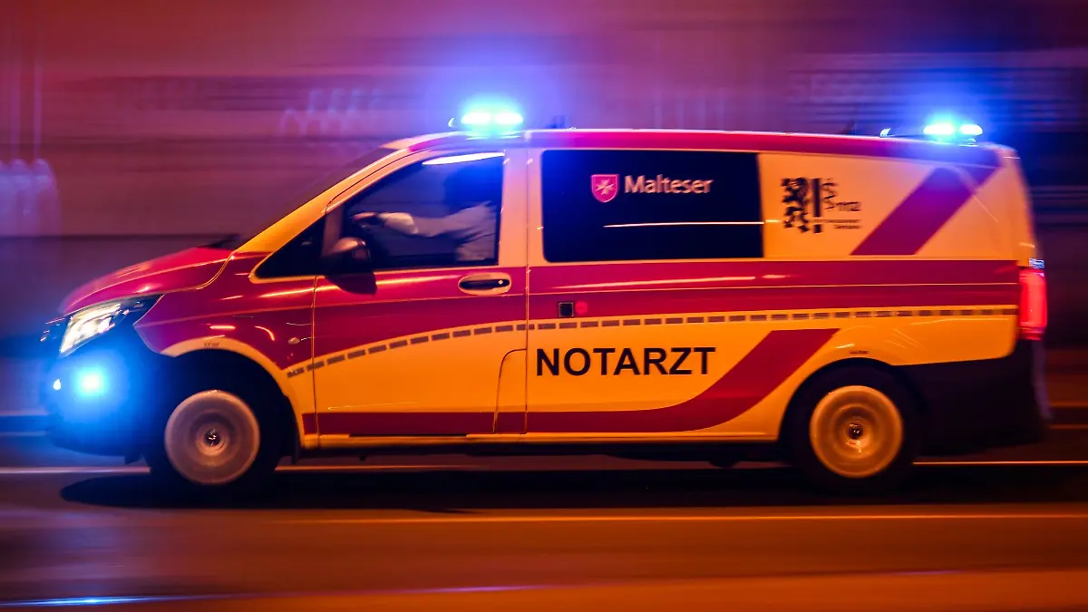 Ein Notarztwagen fährt mit Blaulicht zu einem Einsatz.