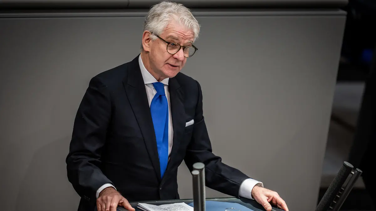31.01.2024, Berlin: Marcel Reif, Sportmoderator, spricht bei der Gedenkstunde des Deutschen Bundestages zum Tag des Gedenkens an die Opfer des Nationalsozialismus. Reif spricht für die sogenannte zweite Holocaust-Generation. Sein Vater überlebte die Schoah. Am 27. Januar 1945 hatten sowjetische Truppen die Überlebenden des deutschen Vernichtungslagers Auschwitz im besetzten Polen befreit. Die Nazis hatten dort mehr als eine Million Menschen ermordet, überwiegend Juden. Seit 1996 wird das Datum in Deutschland als Holocaust-Gedenktag begangen. Der Bundestag widmet sich an diesem Mittwoch dem Gedenken. Foto: Michael Kappeler/dpa +++ dpa-Bildfunk +++