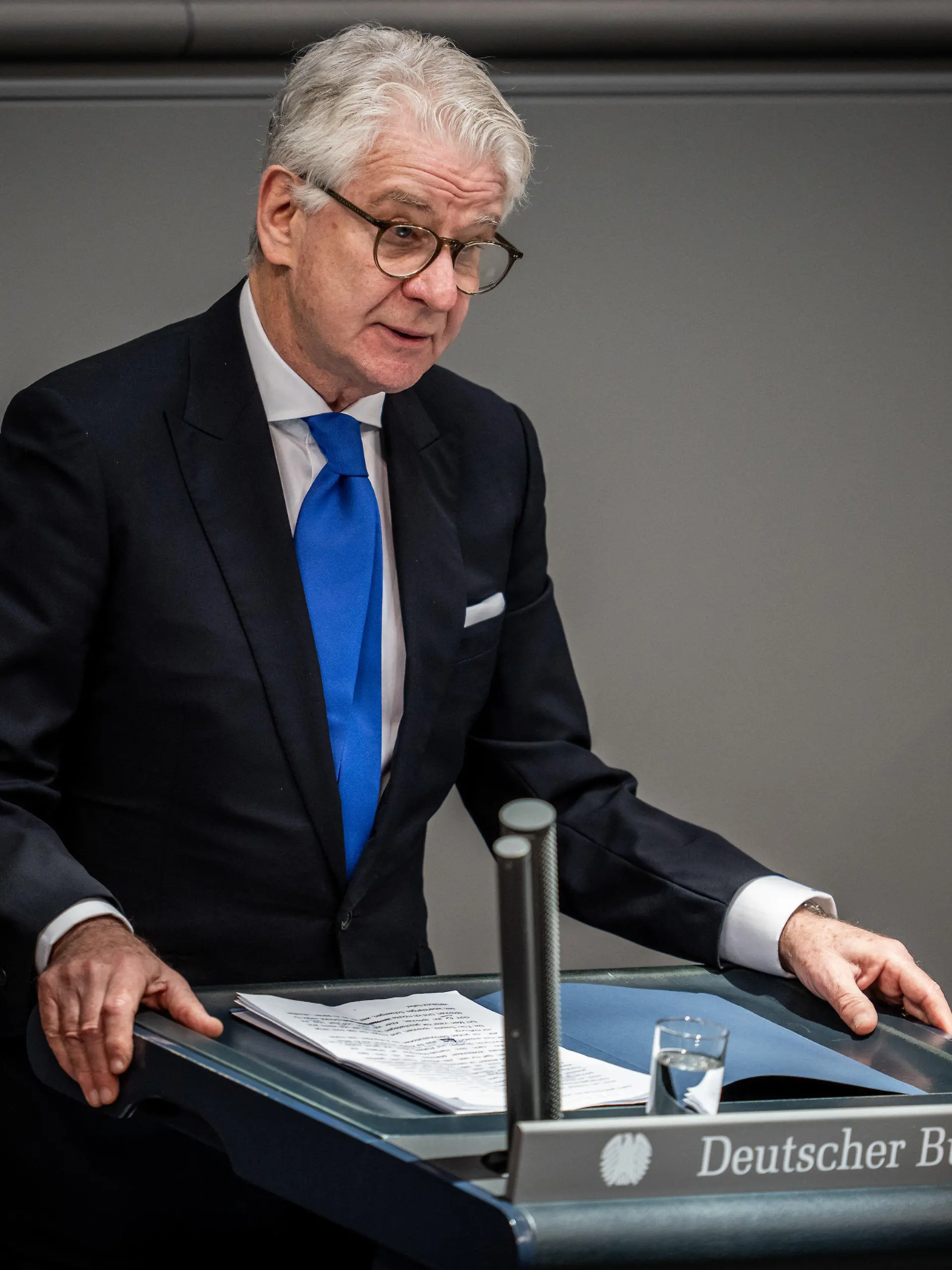 31.01.2024, Berlin: Marcel Reif, Sportmoderator, spricht bei der Gedenkstunde des Deutschen Bundestages zum Tag des Gedenkens an die Opfer des Nationalsozialismus. Reif spricht für die sogenannte zweite Holocaust-Generation. Sein Vater überlebte die Schoah. Am 27. Januar 1945 hatten sowjetische Truppen die Überlebenden des deutschen Vernichtungslagers Auschwitz im besetzten Polen befreit. Die Nazis hatten dort mehr als eine Million Menschen ermordet, überwiegend Juden. Seit 1996 wird das Datum in Deutschland als Holocaust-Gedenktag begangen. Der Bundestag widmet sich an diesem Mittwoch dem Gedenken. Foto: Michael Kappeler/dpa +++ dpa-Bildfunk +++