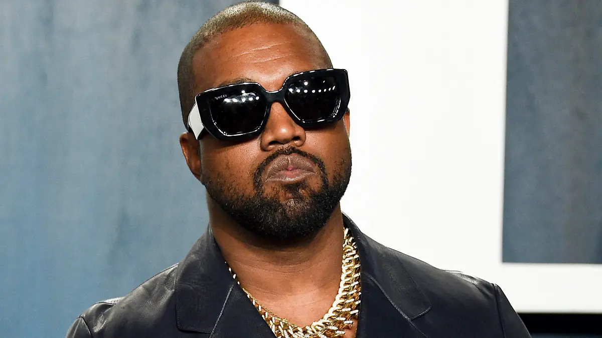 ARCHIV - 09.02.2020, USA, Beverly Hills: Kanye West, US-Rapper, kommt zur Vanity Fair Oscar Party. (zu dpa "Nach Instagram-Beschränkungen: Kanye West auch bei Twitter gesperrt") Foto: Evan Agostini/Invision/AP/dpa +++ dpa-Bildfunk +++