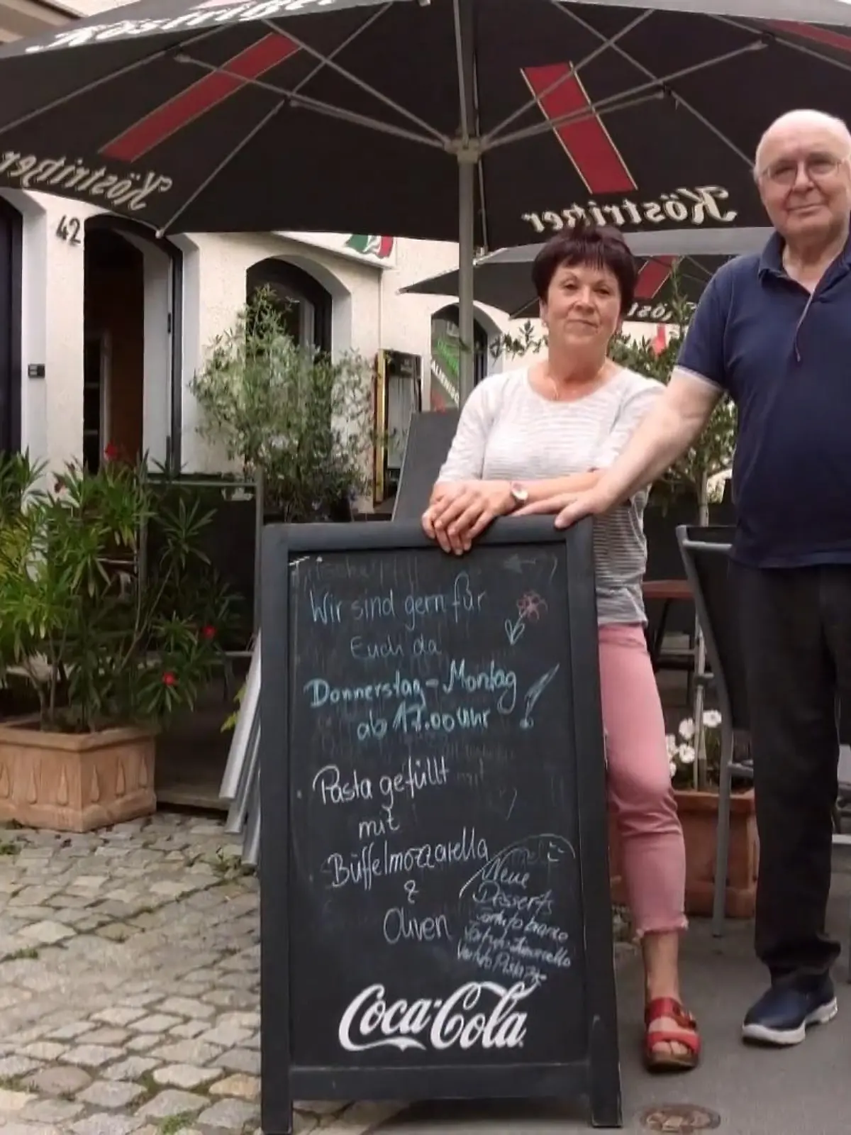 Es ist absurd: Während Gastronomie, Geschäfte und Kinos in ländlichen Gebieten oft um ihre Existenz kämpfen müssen, läuft die Pizzeria von Besitzer Sante Chierghi (80) und Küchenchefin 
Sandra Davies (60) in Zeulenroda in Thüringen wie am Schnürchen. So gut, dass sie dringend einen Koch zur Unterstützung brauchen - doch das Amt stellt sich quer.