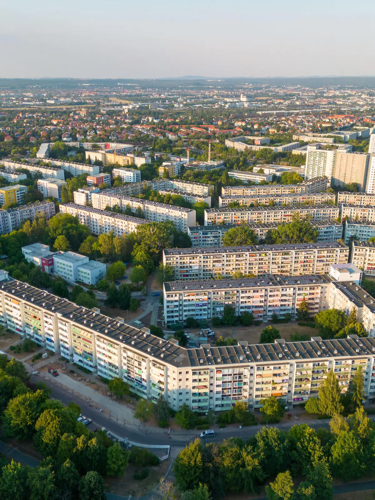 05.08.2022, Deutschland, Sachsen, Dresden, Blick auf den Dresdner Stadtteil Gorbitz, das größte Neubaugebiet von Dresden, gebaut in den 1980er Jahren, Gorbitz gehört zum Stadtbezirk Cotta, zu den Großvermietern der Wohnungen gehören die Vonovia sowie die Eisenbahner-Wohnungsbaugenossenschaft EWG *** 05 08 2022, Germany, Saxony, Dresden, view of the Dresden district Gorbitz, the biggest new building area of Dresden, built in the 1980s, Gorbitz belongs to the district Cotta, to the big landlords of the apartments belong the Vonovia as well as the Eisenbahner Wohnungsbaugenossenschaft EWG 