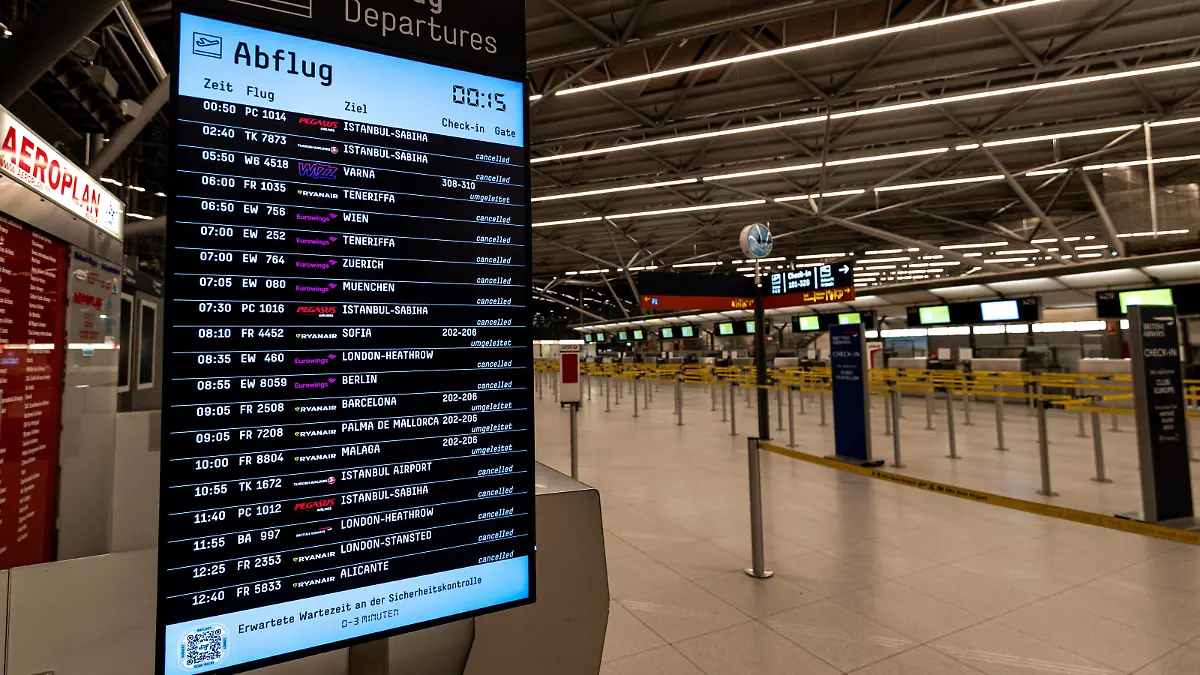 Der Status Cancelled, Annuliert, umgeleitet, diverted dominiert auf den Anzeigetafeln in den Terminals - Flugstreik am Flughafen Köln Bonn Airport. Der Gewerkschaft Ver.di Streik des Sicherheitspersonals hat an den deutschen Flughäfen begonnen. Zahlreiche Flüge wurden gestrichen. 01.02.2024 Köln NRW Deutschland *** The status Cancelled, Canceled, diverted, diverted dominates the display boards in the terminals Flight strike at Cologne Bonn Airport The Ver di union strike by security staff has begun at German airports Numerous flights have been canceled 01 02 2024 Cologne NRW Germany