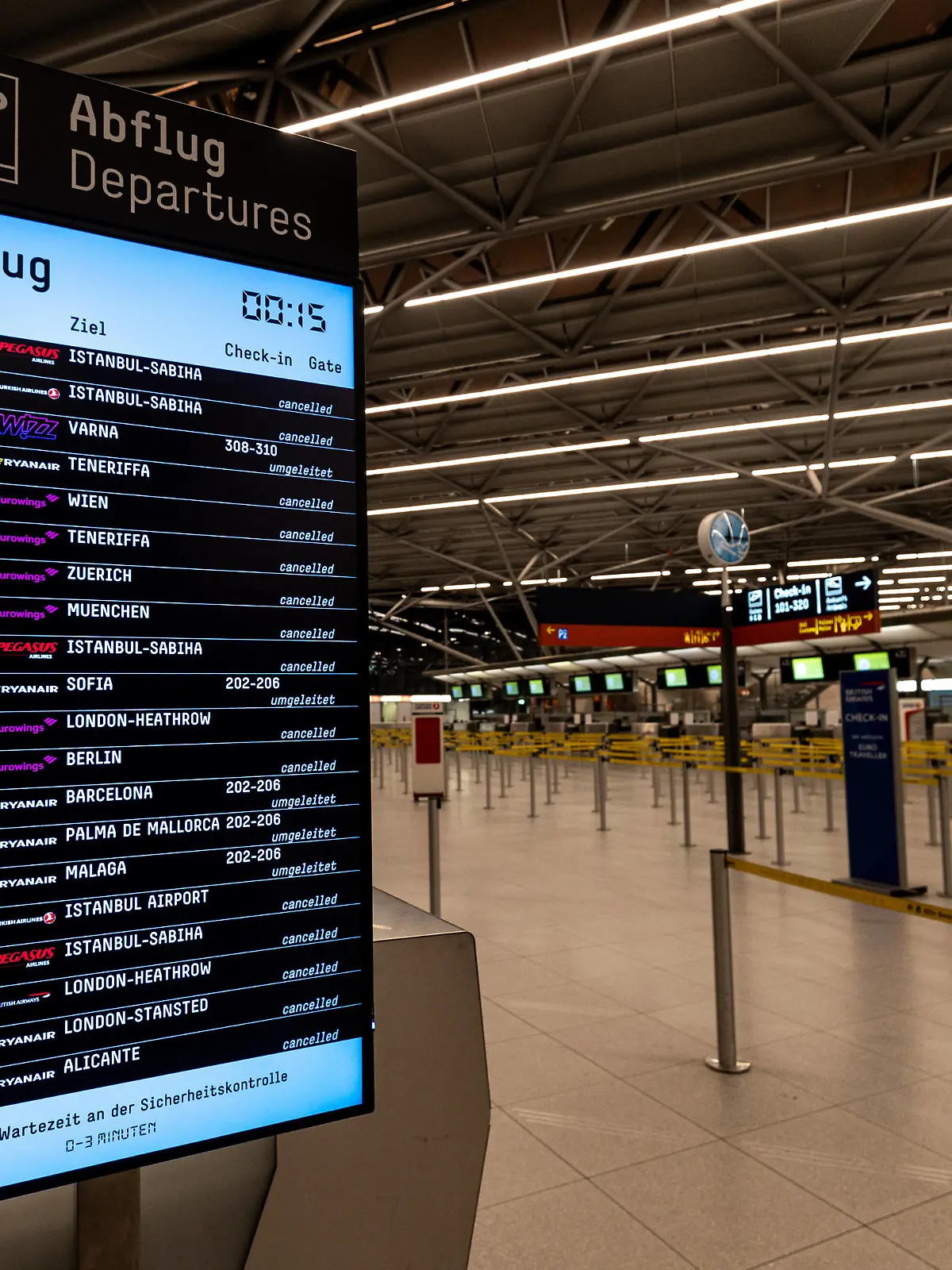 Der Status Cancelled, Annuliert, umgeleitet, diverted dominiert auf den Anzeigetafeln in den Terminals - Flugstreik am Flughafen Köln Bonn Airport. Der Gewerkschaft Ver.di Streik des Sicherheitspersonals hat an den deutschen Flughäfen begonnen. Zahlreiche Flüge wurden gestrichen. 01.02.2024 Köln NRW Deutschland *** The status Cancelled, Canceled, diverted, diverted dominates the display boards in the terminals Flight strike at Cologne Bonn Airport The Ver di union strike by security staff has begun at German airports Numerous flights have been canceled 01 02 2024 Cologne NRW Germany