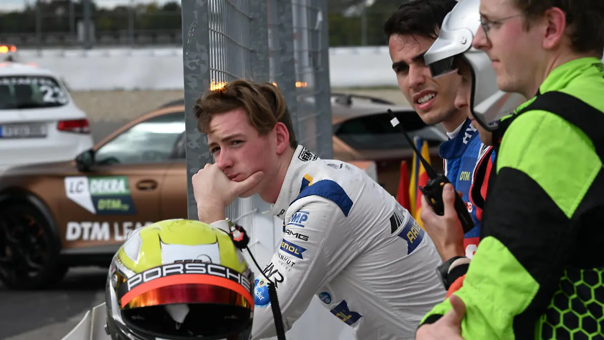 08.10.2022, xekx, Motorsport, DTM Rennen Hockenheim - Saison 2022 emspor, David Schumacher, Mercedes AMG Team Winward, hinten Thomas Preining, Porsche, KÜS Team Bernhard, vorne Dennis Olsen, SSR Performance schauen sich das Trümmerfeld an DFL/DFB REGULATIONS PROHIBIT ANY USE OF PHOTOGRAPHS as IMAGE SEQUENCES and/or QUASI-VIDEO Hockenheim *** 08 10 2022, xekx, sports motorsport, DTM race Hockenheim season 2022 emspor, David Schumacher, Mercedes AMG Team Winward, rear Thomas Preining, Porsche, KÜS Team Bernhard, front Dennis Olsen, SSR Performance look at the debris field DFL DFB REGULATIONS PROHIBIT ANY USE OF PHOTOGRAPHS as IMAGE SEQUENCES and or QUASI VIDEO Hockenheim eel-fotografie/Eberhard Krieger