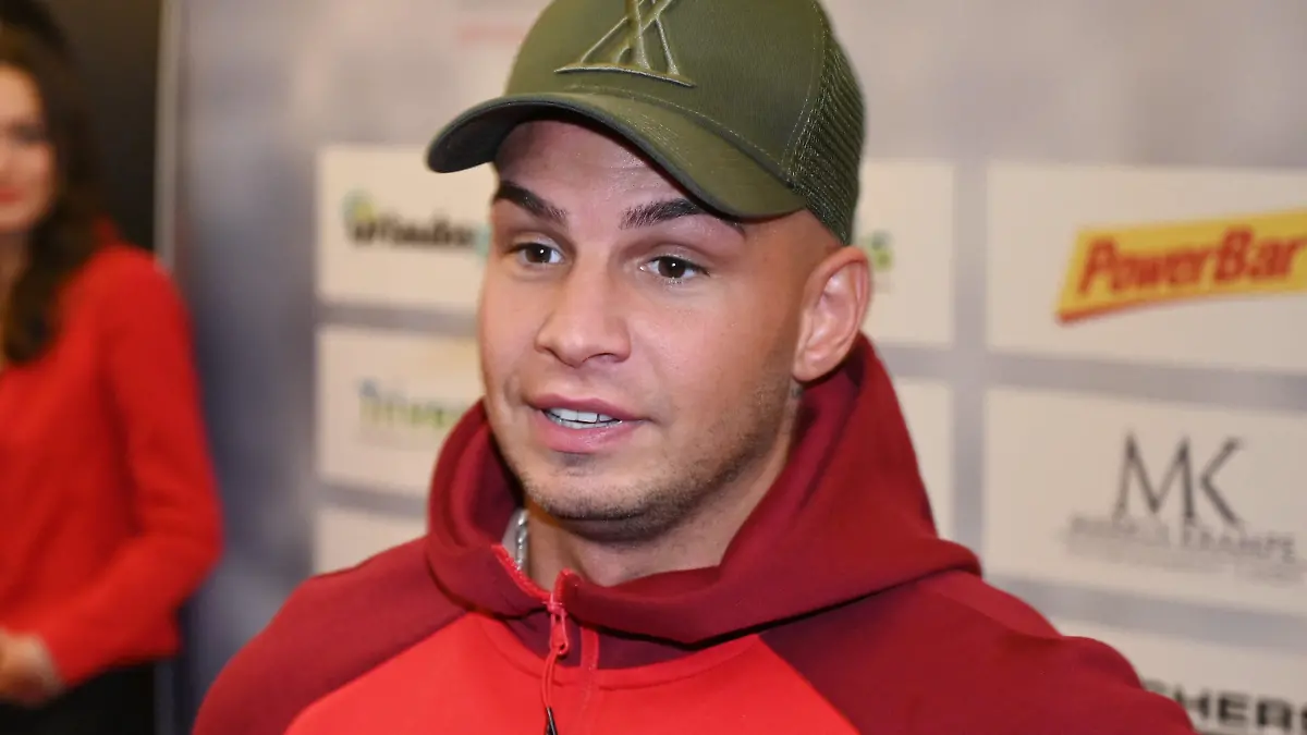 ARCHIV - 13.01.2019, Nordrhein-Westfalen, Gummersbach: Der Sänger Pietro Lombardi kommt zum Prominentenspiel im Rahmen des Hallenfußballturniers «Schauinsland Reisen Cup». (Zu dpa "«Ich war leer» - Pietro Lombardi meldet sich nach Pause zurück") Foto: Henning Kaiser/dpa +++ dpa-Bildfunk +++