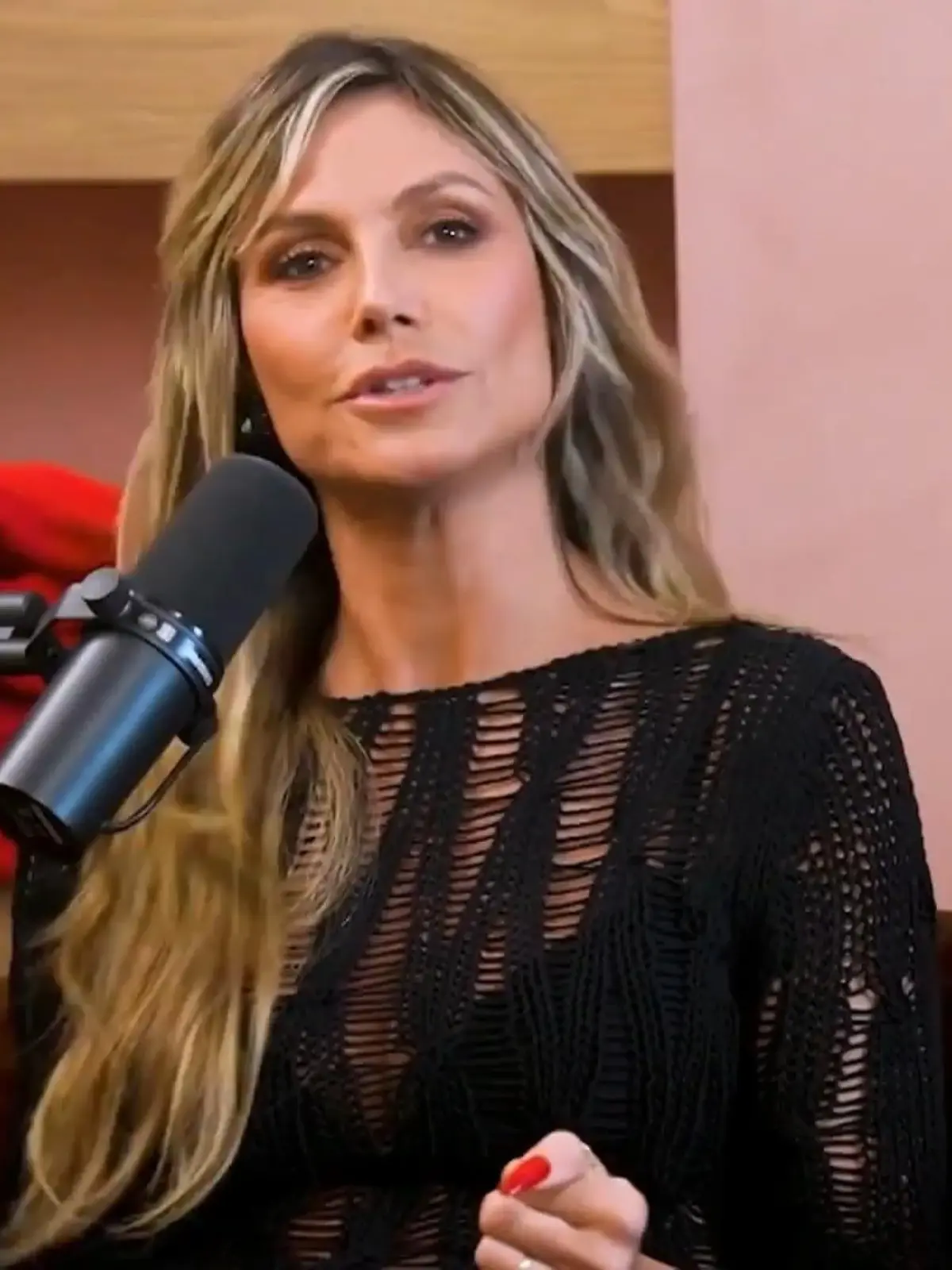„Mir ist egal, was die Leute denken!“

Ja, DAS ist es wirklich. Heidi Klum (50) gibt nichts auf die Meinung anderer – schon gar nicht beim Thema Sex, Freizügigkeit und Liiiiebe. So plaudert das Topmodel im Podcast „Call her Daddy“ aus dem Nähkästchen: über stundenlangen Sex mit Ehemann Tom Kaulitz (34) und ihren Sexschrank. Was ihre Tochter Leni mit all dem zu tun hat? Das seht ihr oben im Video. Spiiiiiicy. 