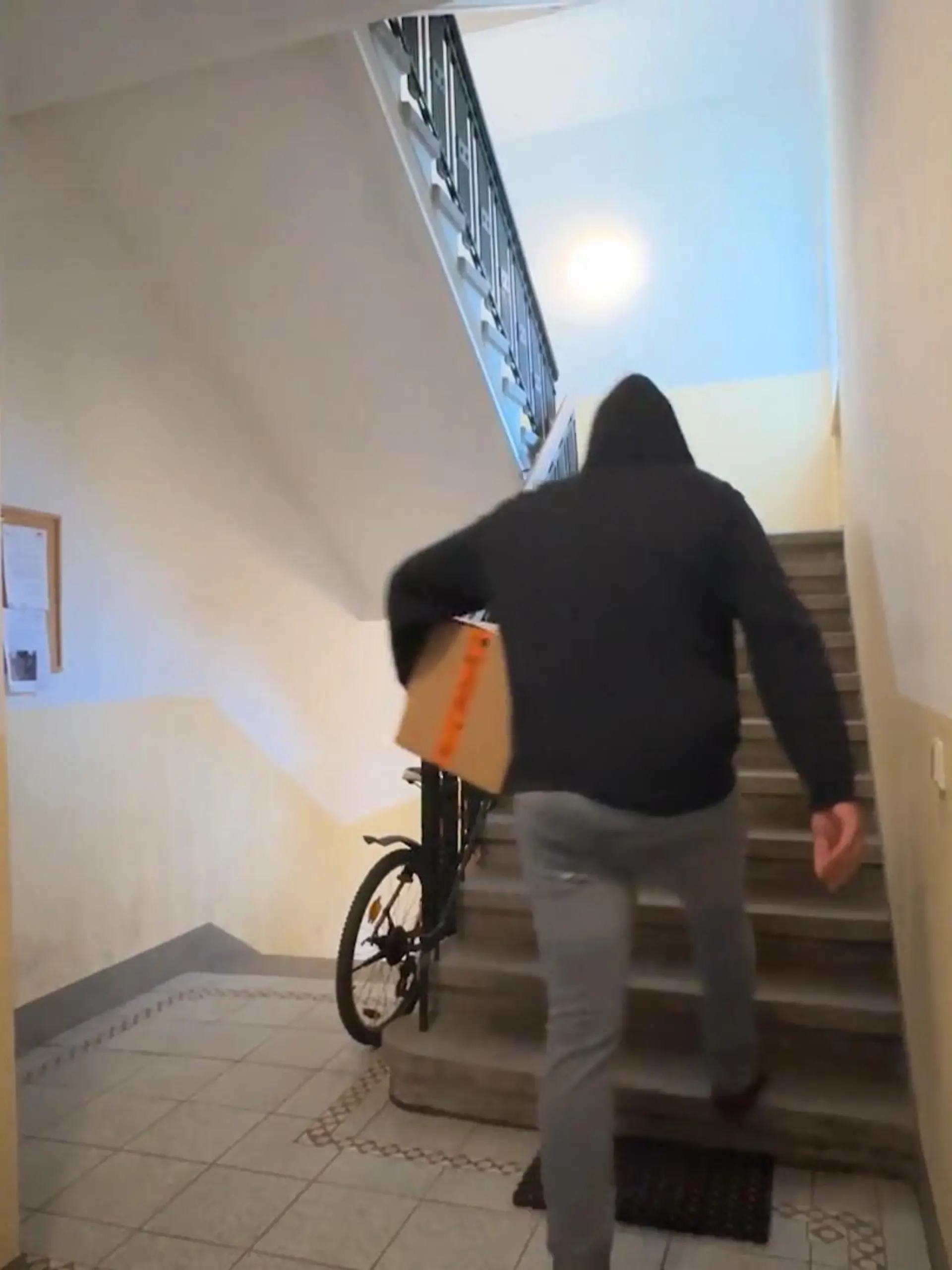 Kaum waren die Päckchen da, schon waren sie wieder weg: Pierre H. (33) hat Bewohnern eines Hauses in Zwickau (Sachsen) immer wieder Pakete geklaut, die ein Bote vor die Haustür gelegt hatte. Doch die cleveren Nachbarn lockten den Paketdieb in die Falle. Jetzt ist er für den Diebstahl verurteilt worden.