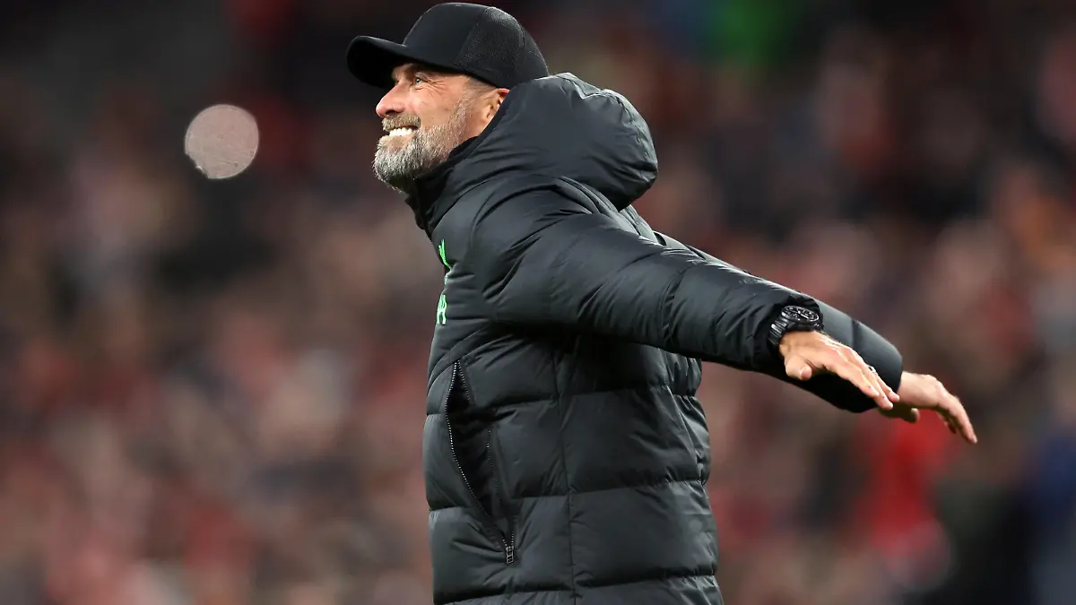 Liverpool mamager Jürgen Klopp celebrates winning the game at full time with the fans Liverpool v Chelsea, Premier League, Football, Anfield, Liverpool, UK - 31 Jan 2024 EDITORIAL USE ONLY No use with unauthorised audio, video, data, fixture lists, club/league logos or live services. Online in-match use limited to 120 images, no video emulation. No use in betting, games or single club/league/player publications. PUBLICATIONxINxGERxSUIxAUTxHUNxGRExMLTxCYPxROUxBULxUAExKSAxONLY Copyright: xPaulxGreenwood/Shutterstockx 14324995bt