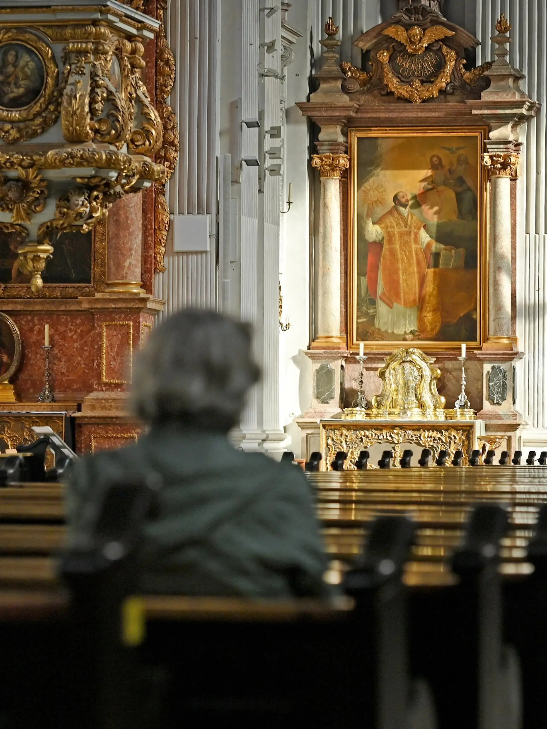 Auch 2023:Zahl der Kirchenaustritte bleibt hoch. Themenfoto Kirche,Kirchenaustritt,Kirchenaustritte, St. Michael Kirche in der Kaufinger Strasse. Die Kirche ist leer, Innenraum,Uebersicht.Kirchenschiff. Baenke,Kirchenbaenke. ?