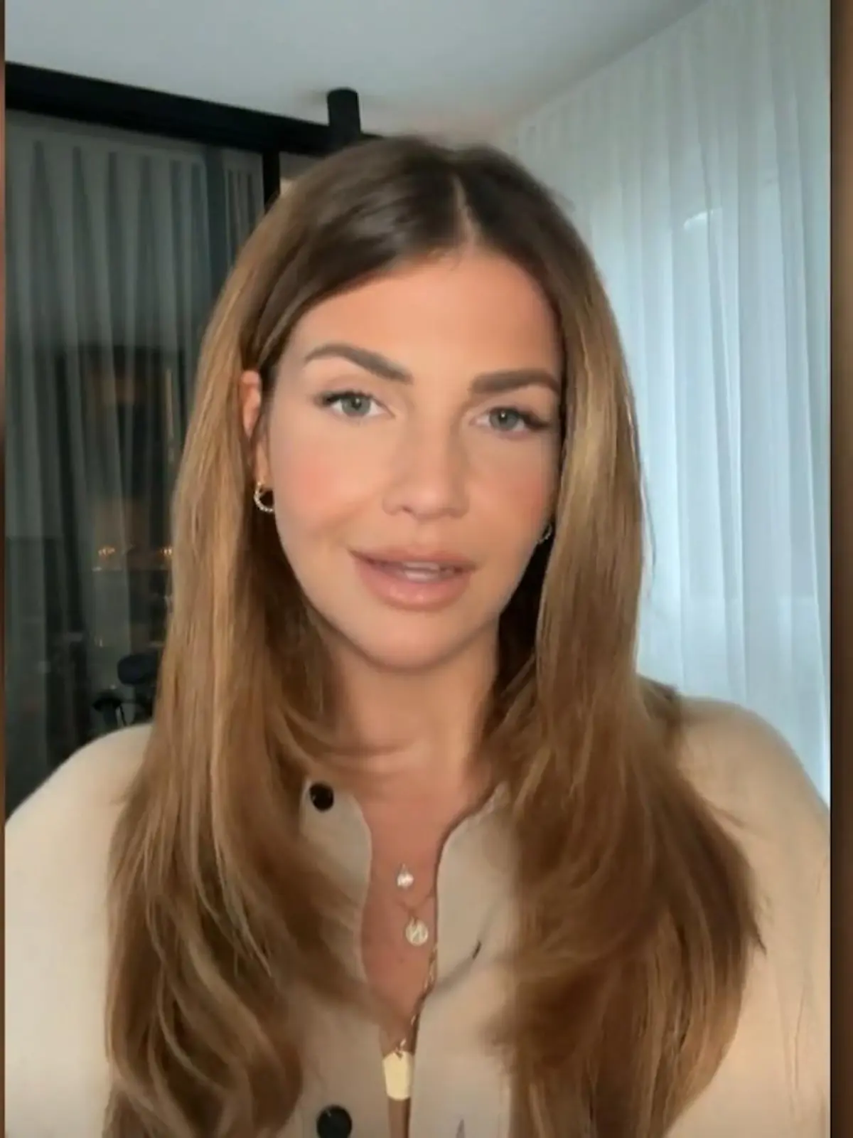 Sie ist die vielleicht offenste und ehrlichste Influencerin Deutschlands.

Farina Opoku ist nicht nur wunderschön, nein, die Frau hat auch das Herz am rechten Fleck. Und genau das macht sie auch so erfolgreich und sympathisch. Erst gerade verkündete Farina ihre Bauchstraffung und auch um andere Beauty-Eingriffe macht sie keinen Hehl. Eine Tatsache, für die sie Applaus verdient – und den bekommt sie von mir definitiv. Ein Kommentar.
Das Ergebnis könnt ihr oben im Video sehen.