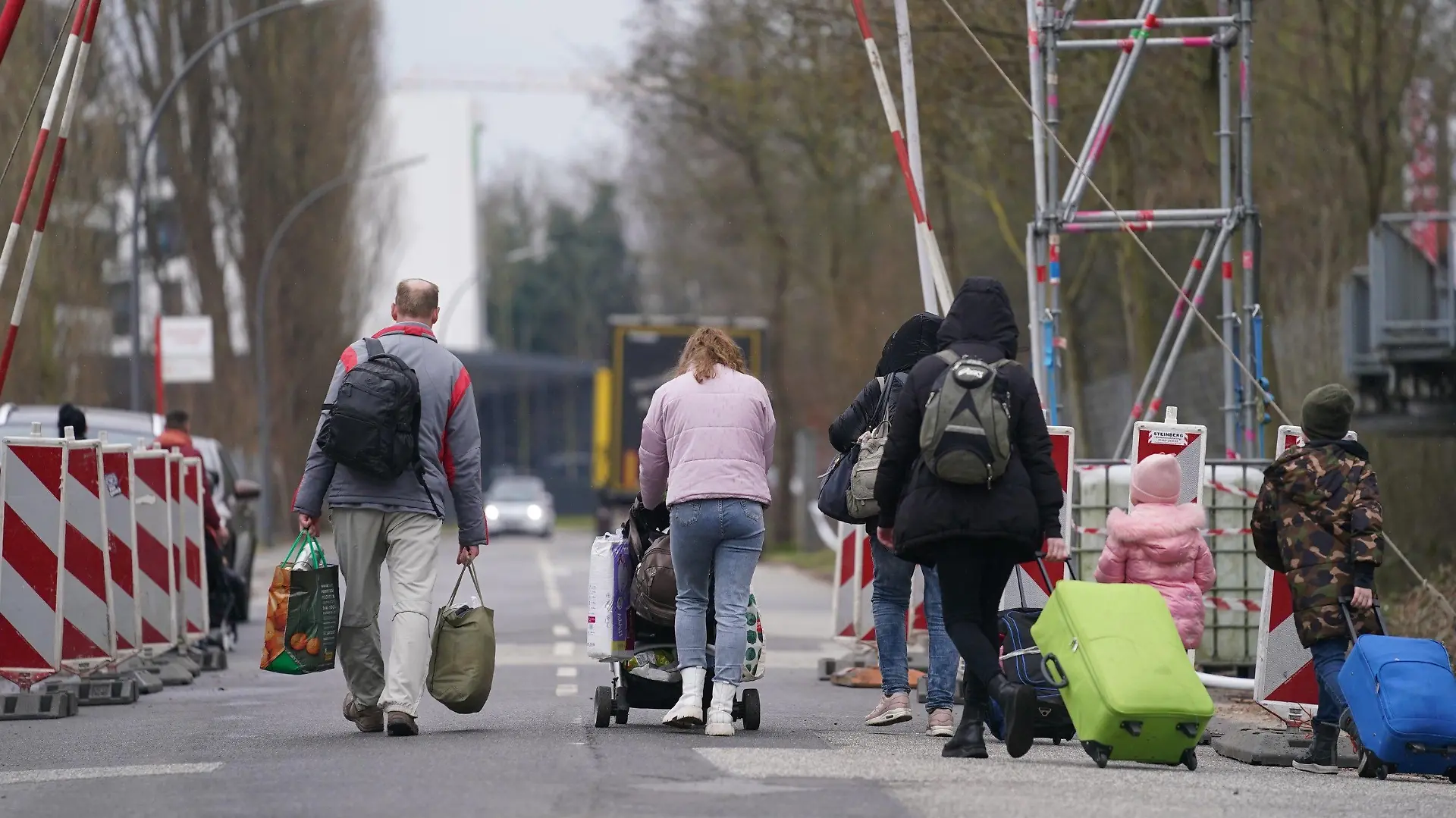 ARCHIV - 14.03.2022, Hamburg: Ukrainische Flüchtlinge verlassen mit ihrem Gepäck die Flüchtlingsunterkunft im ehemaligen Fegro Großmarkt im Stadtteil Harburg (zu dpa «Große Hilfe: 160 000 bieten Unterkunft für Ukraine-Geflüchtete»). Foto: Marcus Brandt/dpa +++ dpa-Bildfunk +++