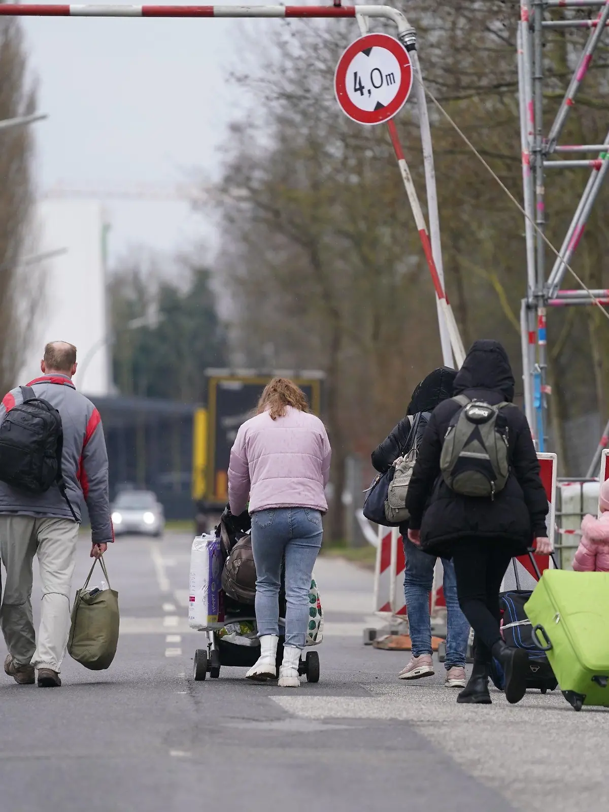 ARCHIV - 14.03.2022, Hamburg: Ukrainische Flüchtlinge verlassen mit ihrem Gepäck die Flüchtlingsunterkunft im ehemaligen Fegro Großmarkt im Stadtteil Harburg (zu dpa «Große Hilfe: 160 000 bieten Unterkunft für Ukraine-Geflüchtete»). Foto: Marcus Brandt/dpa +++ dpa-Bildfunk +++