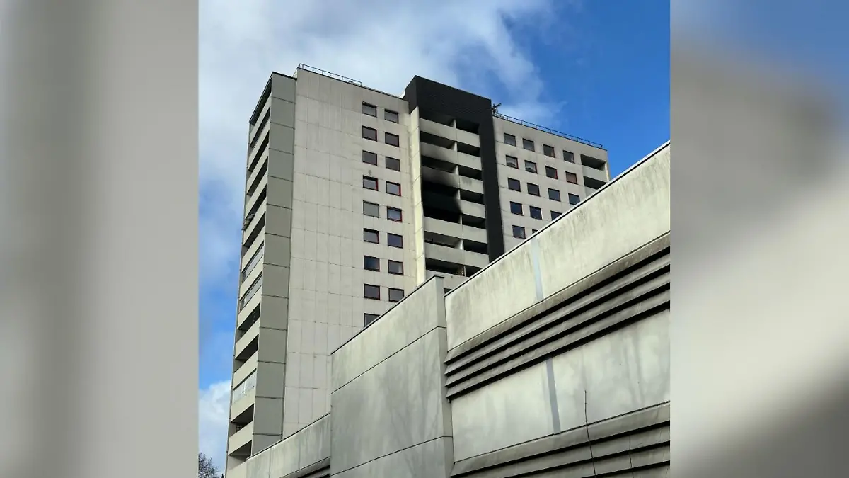 Der Balkon im 10. Stock ist verrußt, die Spuren des Brands sind auch von weitem deutlich sichtbar.