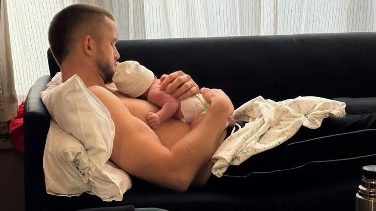 Eric Dier hält liebevoll sein Baby auf dem Arm.