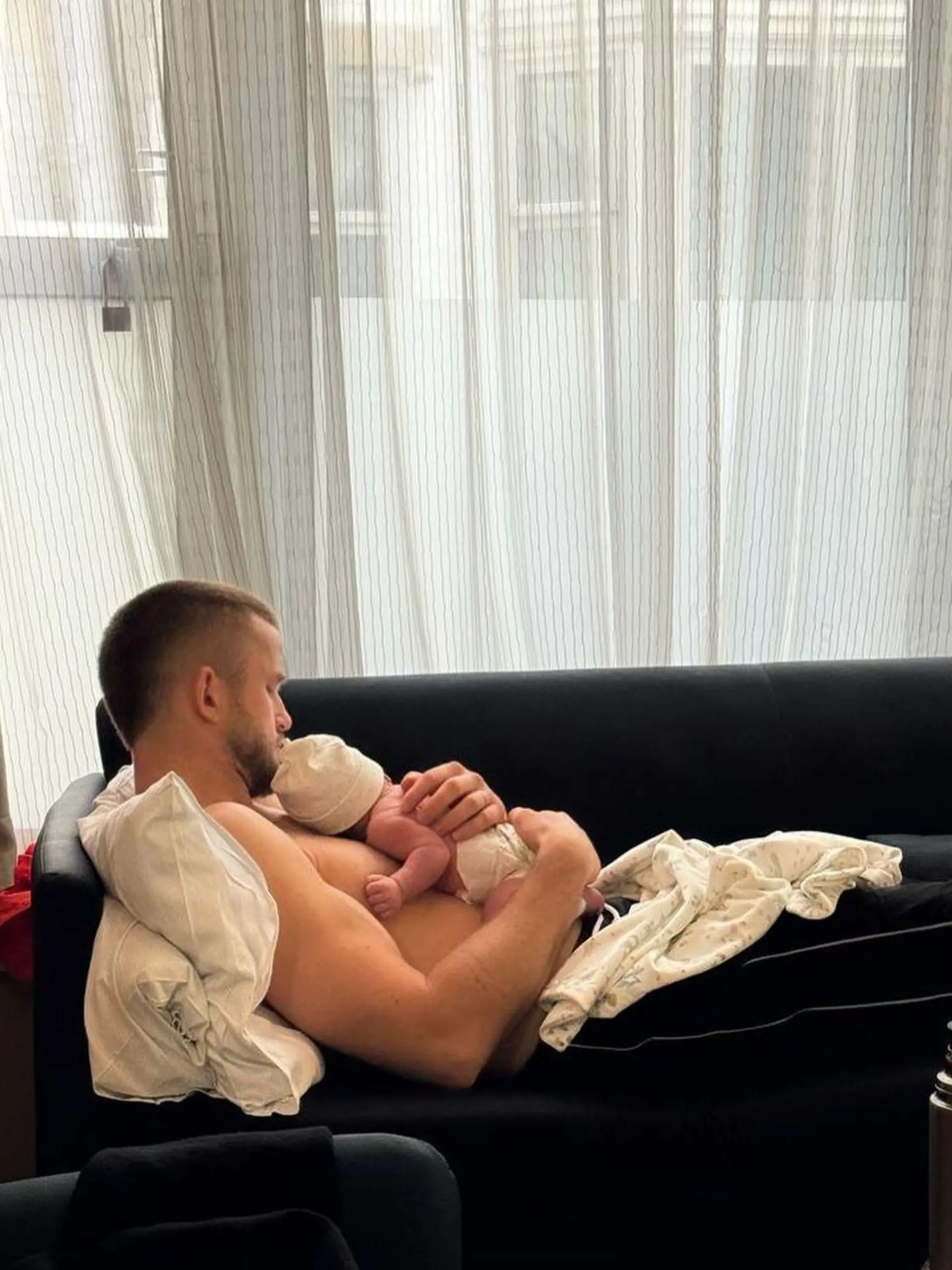 Eric Dier hält liebevoll sein Baby auf dem Arm.