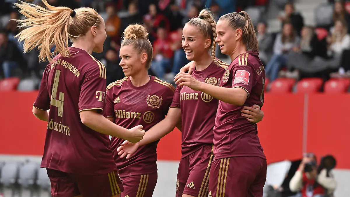 Torjubel v.re: Klara BUEHL (FCB), Torschuetzin Giulia GWINN (FCB), Linda DALLMANN (FCB), Glodis Perla VIGGOSDOTTIR (FCB), Jubel,Freude,Begeisterung, Aktion, Fussball Flyeralarm Bundesliga der Frauen Saison 2022/2023, 1.Spieltag, Spieltag01, FC Bayern Muenchen - SV Werder Bremen am 25.09.2022, FC Bayern Campus. ?