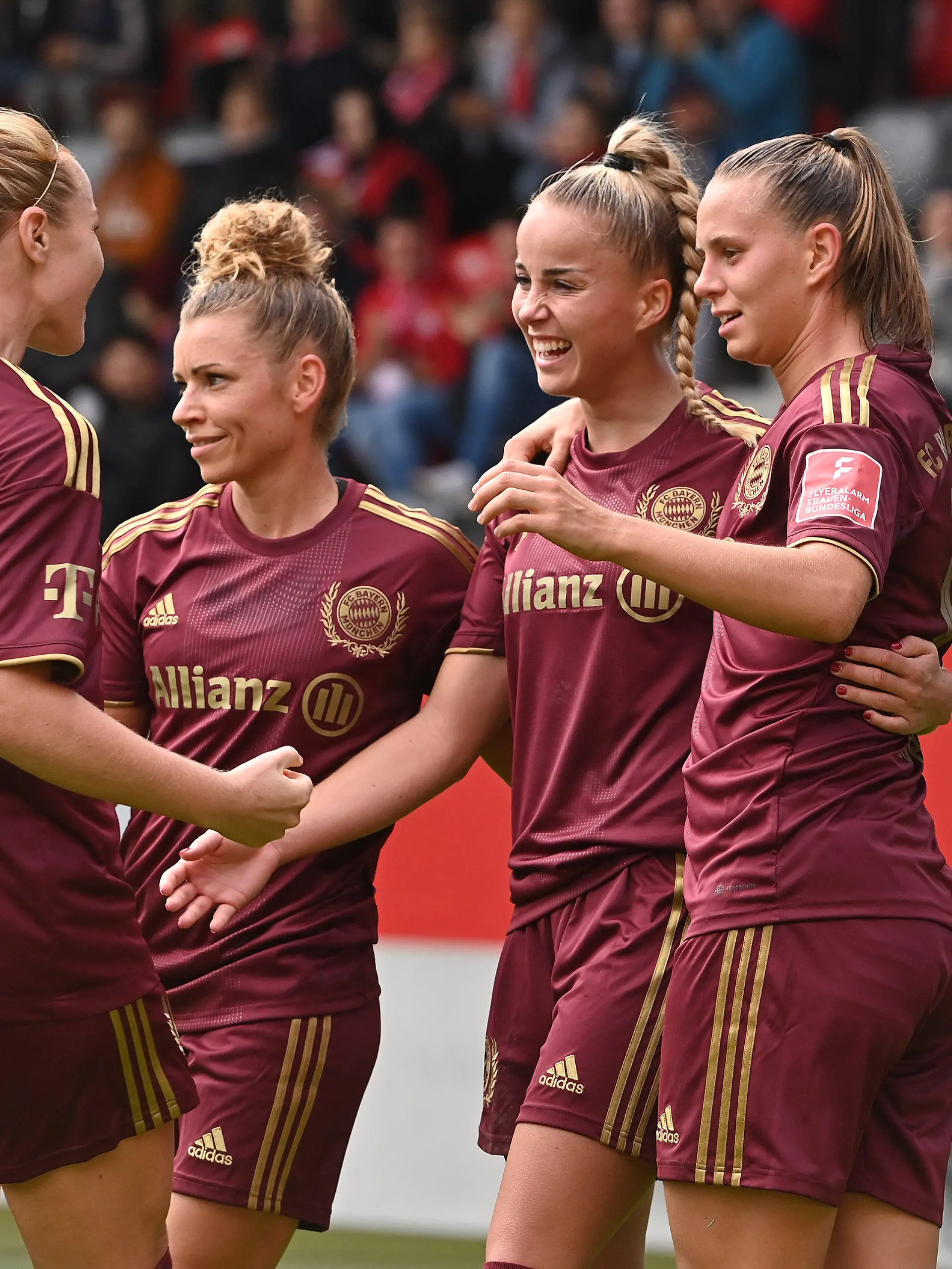 Torjubel v.re: Klara BUEHL (FCB), Torschuetzin Giulia GWINN (FCB), Linda DALLMANN (FCB), Glodis Perla VIGGOSDOTTIR (FCB), Jubel,Freude,Begeisterung, Aktion, Fussball Flyeralarm Bundesliga der Frauen Saison 2022/2023, 1.Spieltag, Spieltag01, FC Bayern Muenchen - SV Werder Bremen am 25.09.2022, FC Bayern Campus. ?
