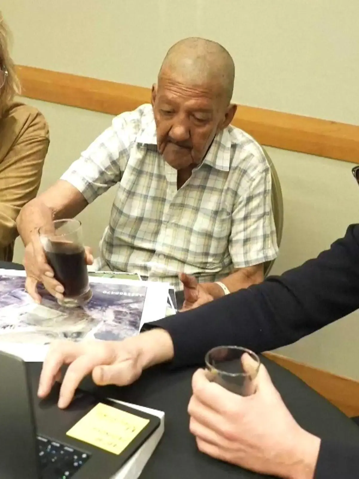 Gemeinsam mit ihrem Sohn Mark trifft die 84-jährige Dianne den Mörder ihrer Mutter in Trinidad.