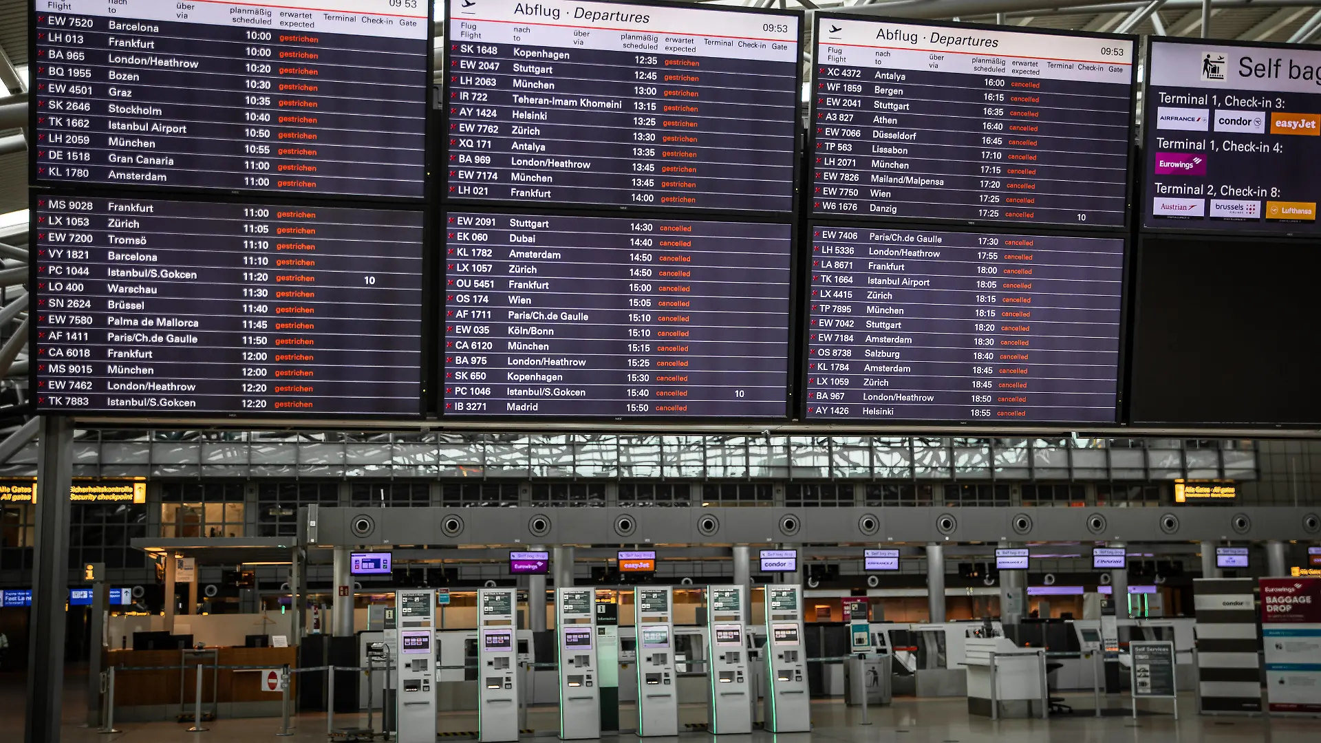 Flughafen Hamburg Streik der Luftsicherheitskontrolle Anzeigetafel am Flughafen in Hamburg, Deutschland *** Hamburg Airport Strike of the air security control display board at the airport in Hamburg, Germany Copyright: xNikolaixKislichkox 6M6A0393