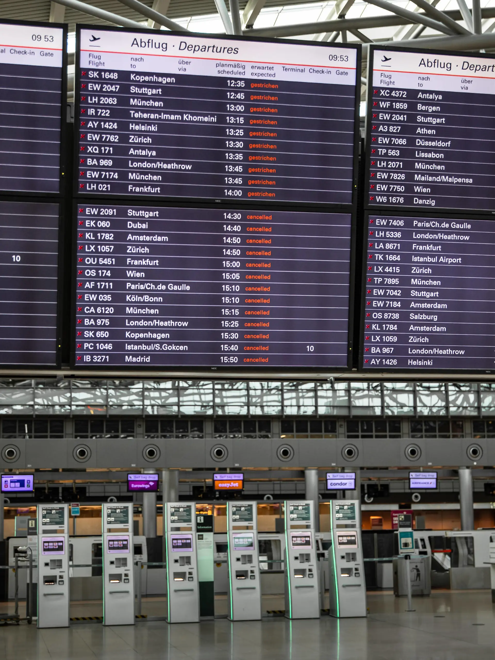 Flughafen Hamburg Streik der Luftsicherheitskontrolle Anzeigetafel am Flughafen in Hamburg, Deutschland *** Hamburg Airport Strike of the air security control display board at the airport in Hamburg, Germany Copyright: xNikolaixKislichkox 6M6A0393