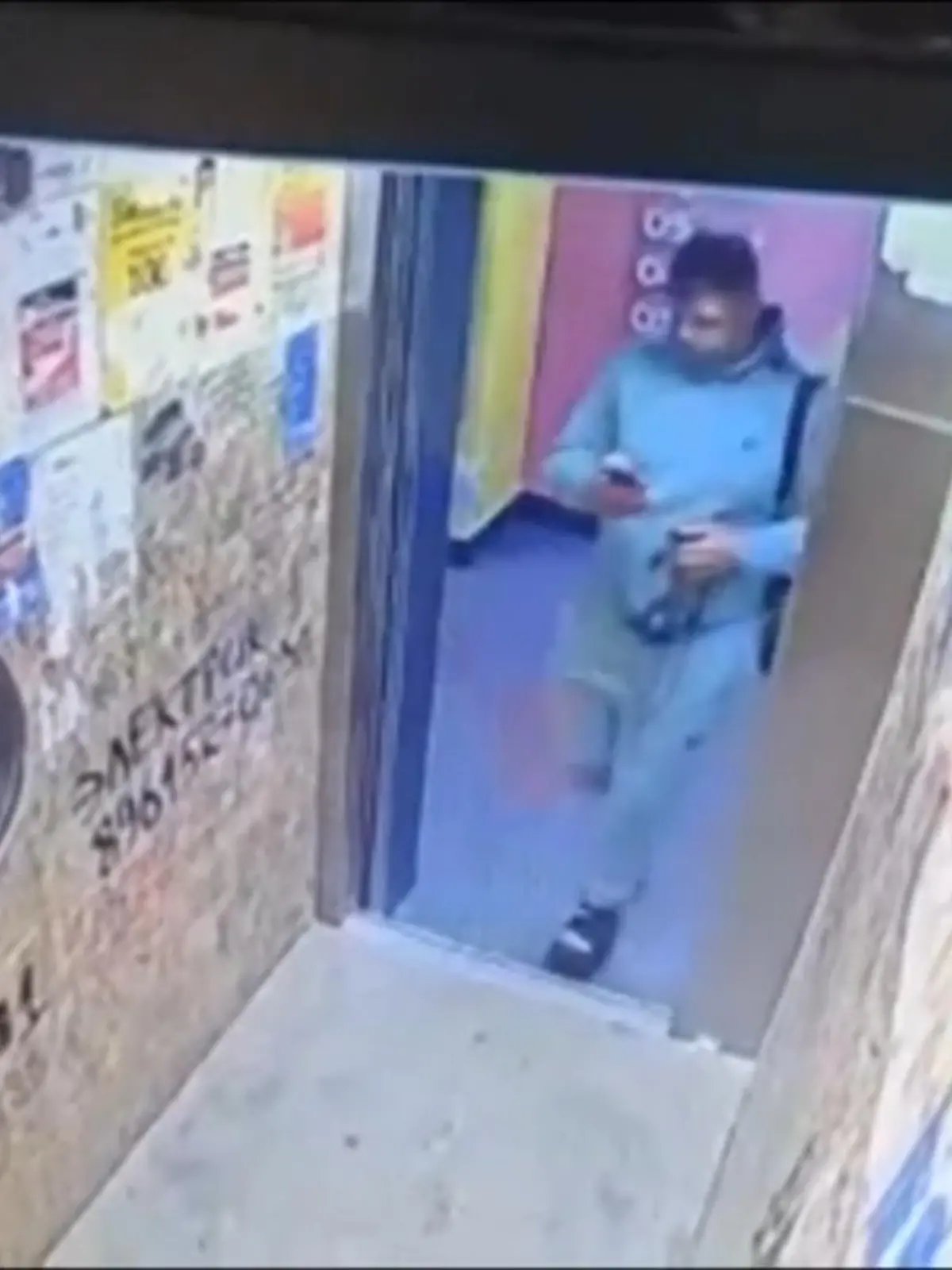 Hier muss mehr als nur ein Schutzengel am Start gewesen sein! Vertieft in sein Handy steigt ein Mann in den Aufzug und merkt nicht, dass der Lift plötzlich nach oben fährt. Im letzten Moment entgeht er dem Tod. Eine Überwachungskamera hat die gefährliche Szene festgehalten. Die Aufnahme zeigen wir im Video.