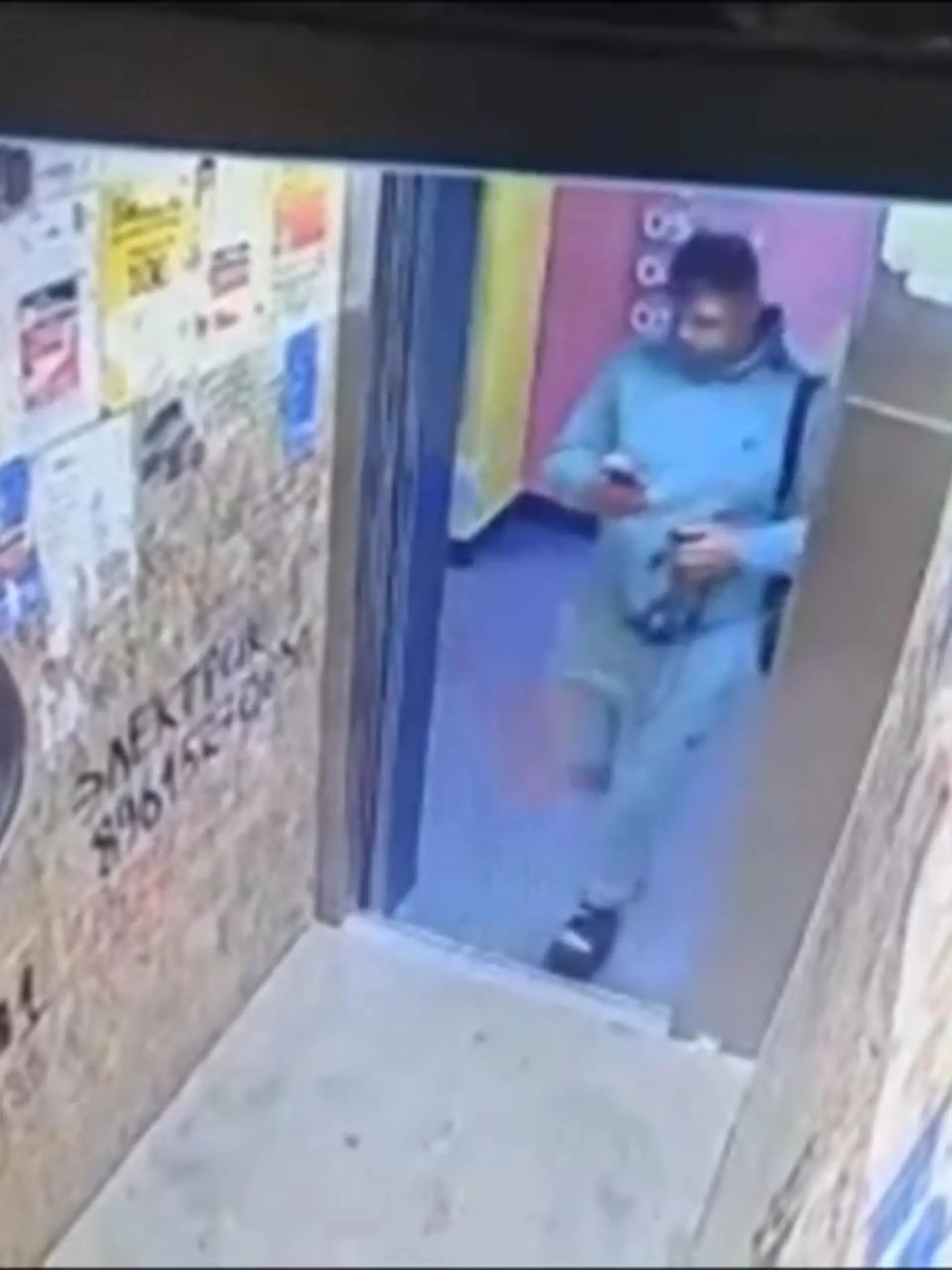 Hier muss mehr als nur ein Schutzengel am Start gewesen sein! Vertieft in sein Handy steigt ein Mann in den Aufzug und merkt nicht, dass der Lift plötzlich nach oben fährt. Im letzten Moment entgeht er dem Tod. Eine Überwachungskamera hat die gefährliche Szene festgehalten. Die Aufnahme zeigen wir im Video.