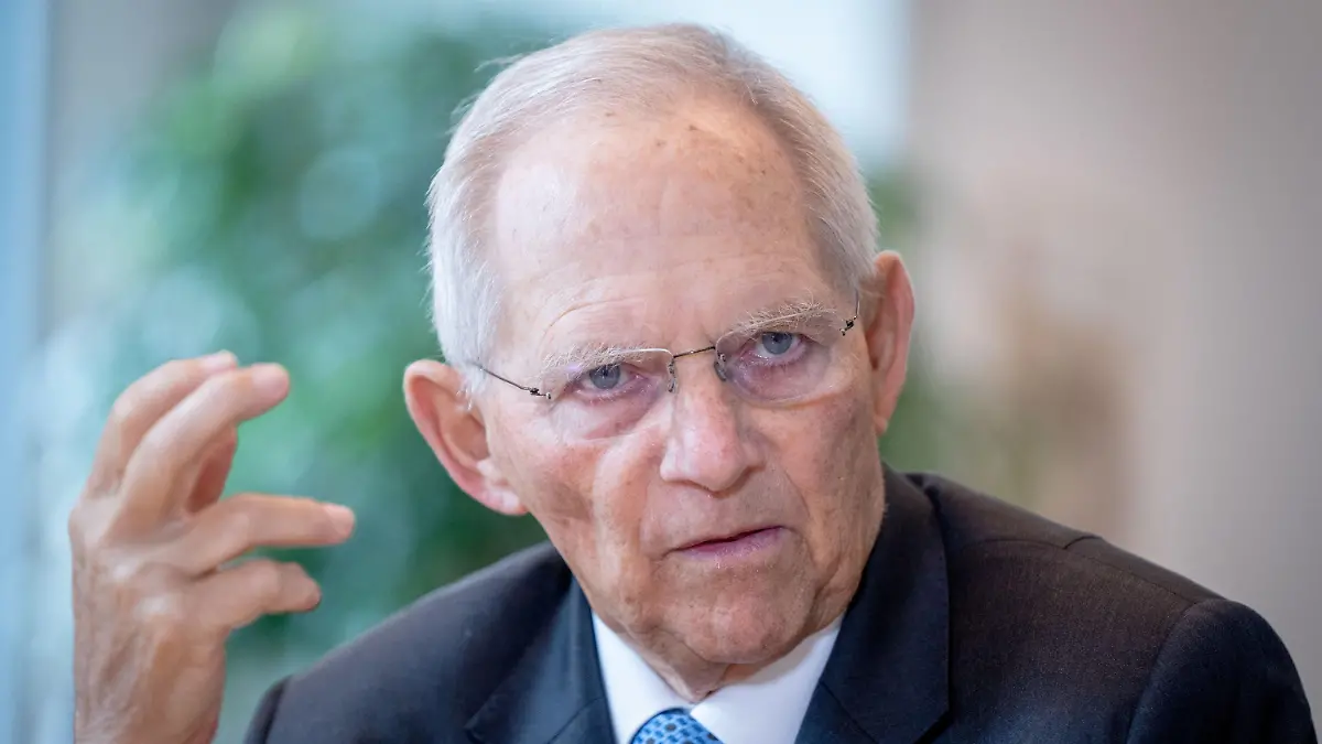 ARCHIV - 23.06.2021, Berlin: Wolfgang Schäuble (CDU), damaliger Bundestagspräsident, spricht in einem Interview mit einem Journalisten der Deutschen Presse-Agentur in seinem Büro im Bundestag. Am 18.09.2022 feiert Schäuble seinen 80. Geburtstag. (zu dpa "Noch lang kein «Isch over» - Wolfgang Schäuble wird 80") Foto: Kay Nietfeld/dpa +++ dpa-Bildfunk +++