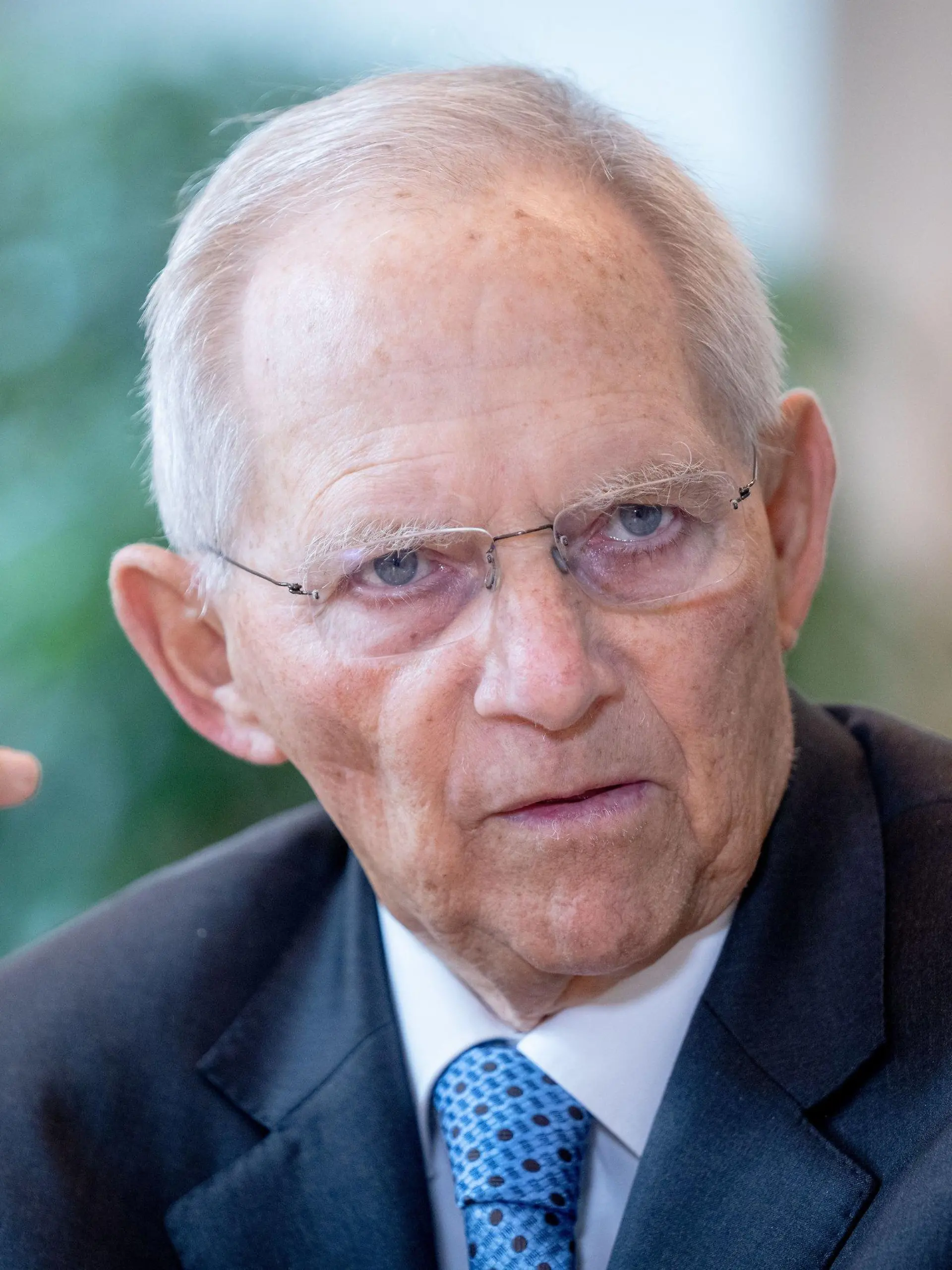ARCHIV - 23.06.2021, Berlin: Wolfgang Schäuble (CDU), damaliger Bundestagspräsident, spricht in einem Interview mit einem Journalisten der Deutschen Presse-Agentur in seinem Büro im Bundestag. Am 18.09.2022 feiert Schäuble seinen 80. Geburtstag. (zu dpa "Noch lang kein «Isch over» - Wolfgang Schäuble wird 80") Foto: Kay Nietfeld/dpa +++ dpa-Bildfunk +++