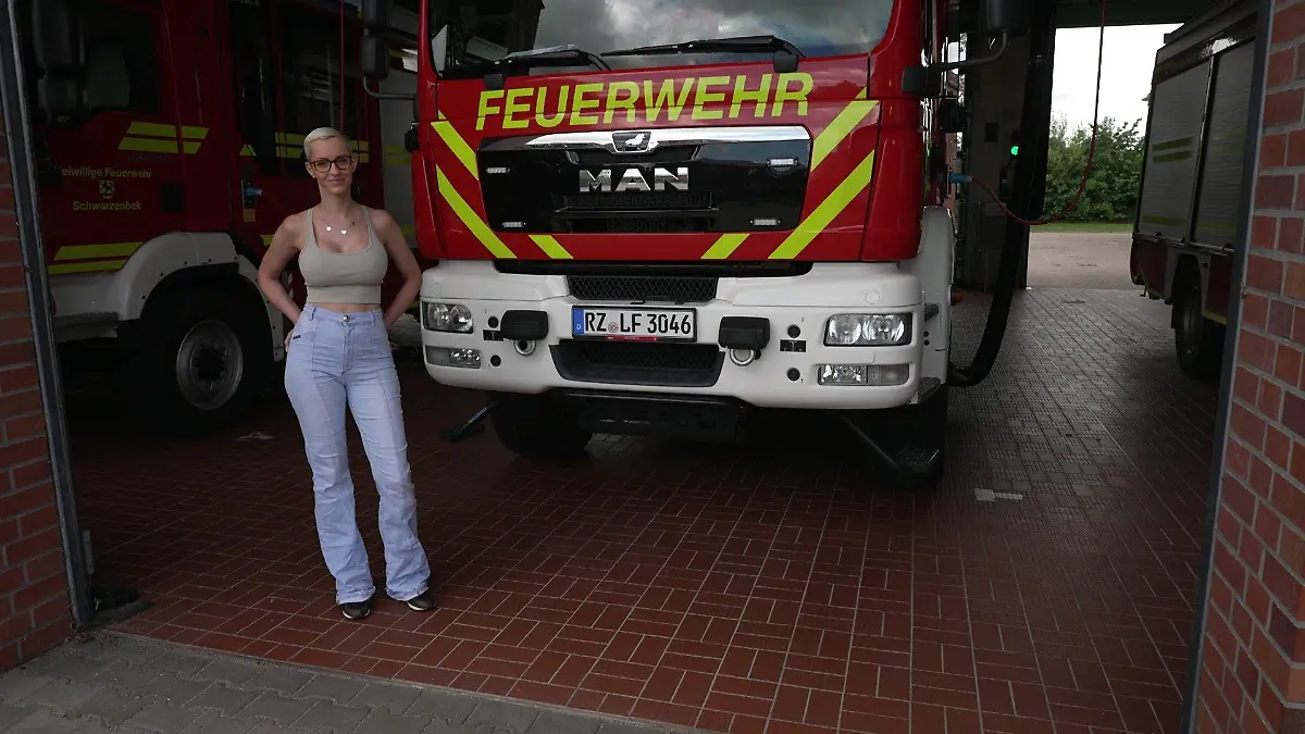 Feuer und Flamme für das Ehrenamt und die Musik: Erotik-Model Anike Ekina (38) ist bei der Freiwilligen Feuerwehr Schwarzenbek.