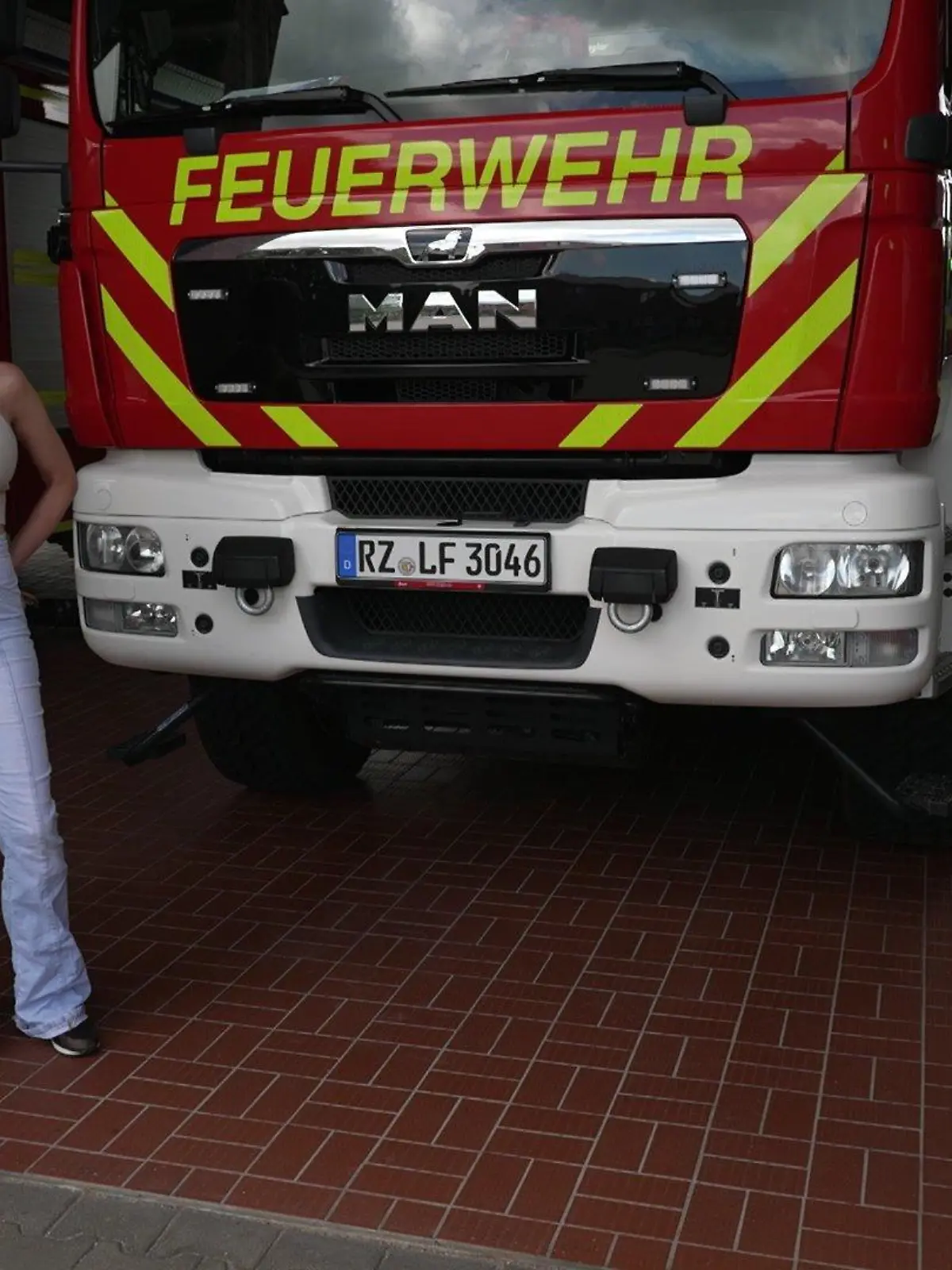 Feuer und Flamme für das Ehrenamt und die Musik: Erotik-Model Anike Ekina (38) ist bei der Freiwilligen Feuerwehr Schwarzenbek.