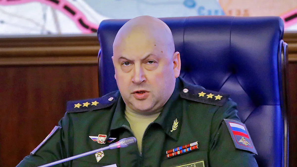 ARCHIV - 09.06.2017, Russland, Moskau: Der damaalige Kommandeur der russischen Streitkräfte in Syrien, Generaloberst Sergej Surowikin, spricht bei einem Briefing in Verteidigungsministerium in Moskau. Die russischen Truppen in der Ukraine haben nach zahlreichen Niederlagen einen neuen Kommandeur. Der 55 Jahre alte Armeegeneral Sergej Surowikin sei vom Verteidigungsminister eingesetzt worden, teilte ein Ministeriumssprecher mit. Recrop. Foto: Pavel Golovkin/AP/dpa +++ dpa-Bildfunk +++