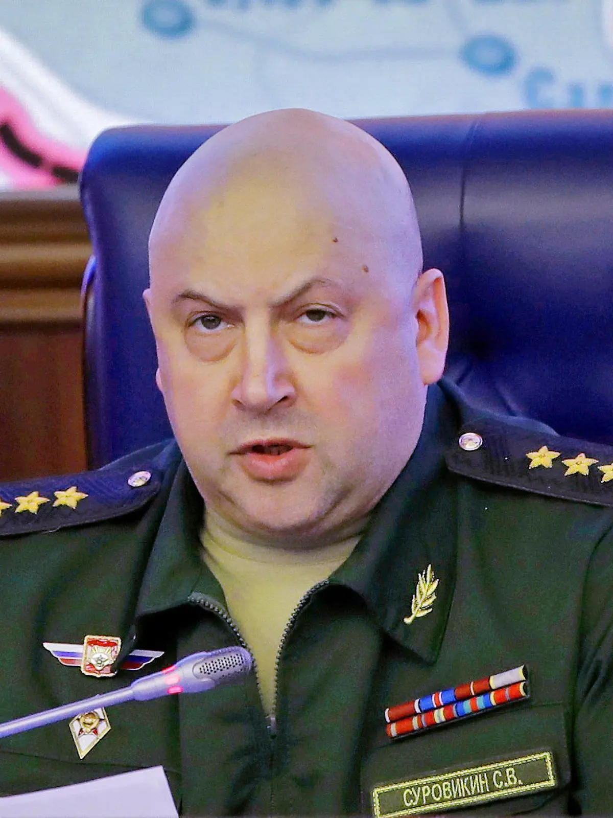 ARCHIV - 09.06.2017, Russland, Moskau: Der damaalige Kommandeur der russischen Streitkräfte in Syrien, Generaloberst Sergej Surowikin, spricht bei einem Briefing in Verteidigungsministerium in Moskau. Die russischen Truppen in der Ukraine haben nach zahlreichen Niederlagen einen neuen Kommandeur. Der 55 Jahre alte Armeegeneral Sergej Surowikin sei vom Verteidigungsminister eingesetzt worden, teilte ein Ministeriumssprecher mit. Recrop. Foto: Pavel Golovkin/AP/dpa +++ dpa-Bildfunk +++
