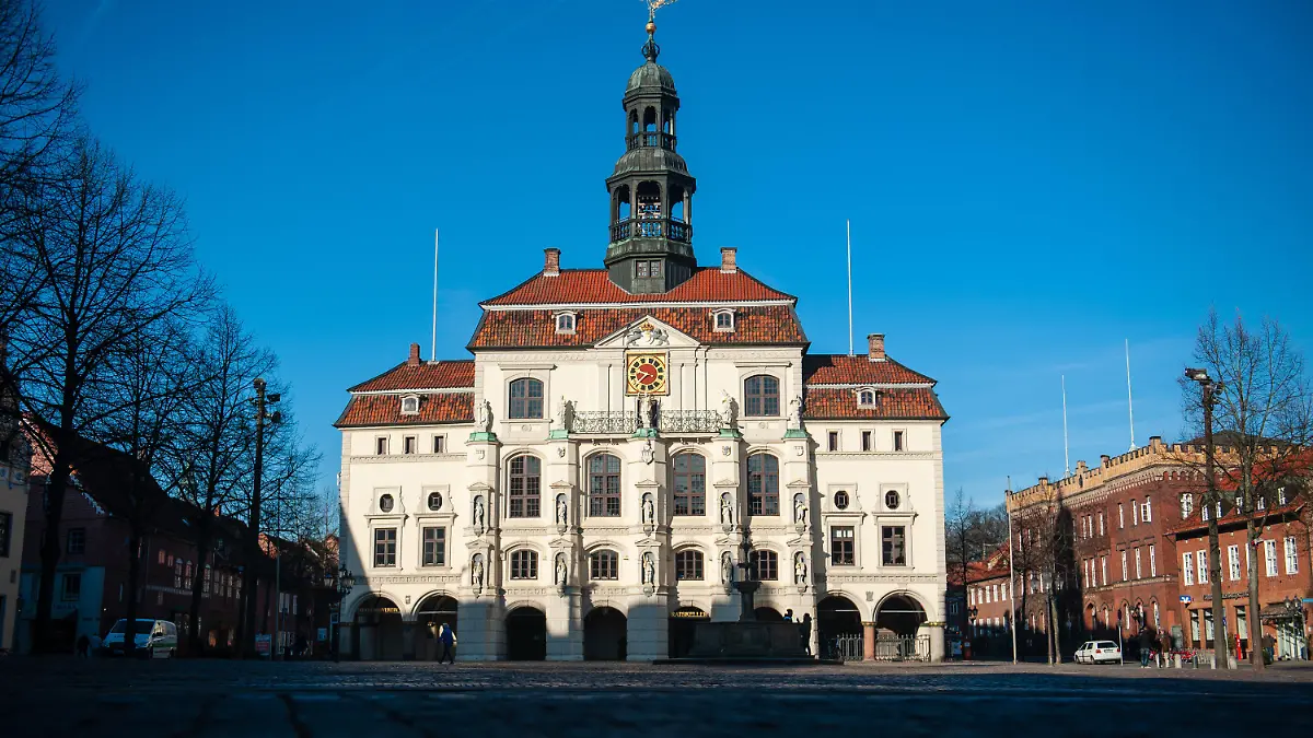 ARCHIV - 25.02.2019, Niedersachsen, Lüneburg: Die Sonne scheint auf das Rathaus von Lüneburg. (zu dpa: «Panne: Lüneburg gratuliert 32 Bürgern zum Bundesverdienstkreuz») Foto: Philipp Schulze/dpa +++ dpa-Bildfunk +++
