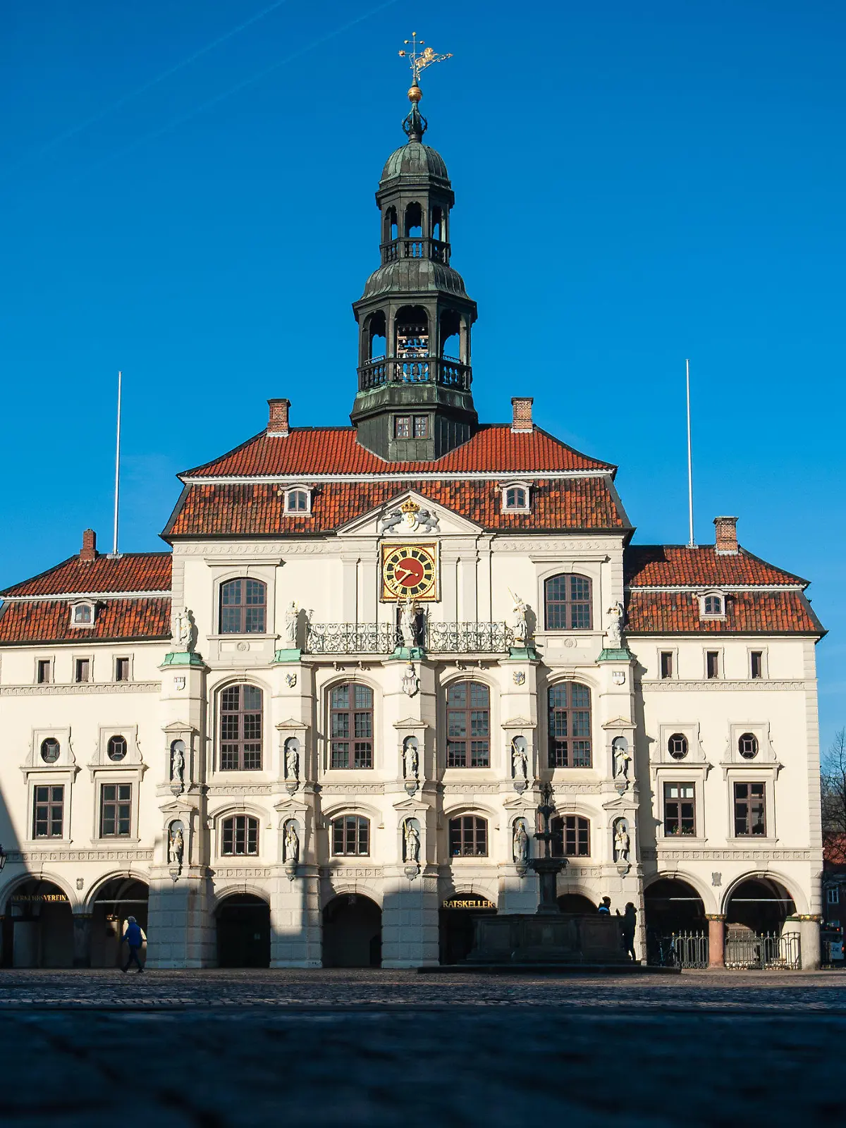 ARCHIV - 25.02.2019, Niedersachsen, Lüneburg: Die Sonne scheint auf das Rathaus von Lüneburg. (zu dpa: «Panne: Lüneburg gratuliert 32 Bürgern zum Bundesverdienstkreuz») Foto: Philipp Schulze/dpa +++ dpa-Bildfunk +++