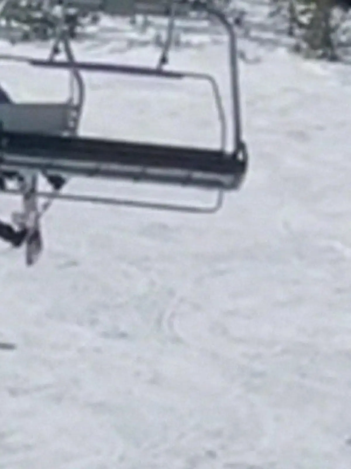 Schockmoment auf der Ski-Piste! In den kalifornischen Bergen droht eine 16-jährige Snowboarderin aus einem Sessel-Lift zu fallen. Die dramatische Rettung gibt's im Video.