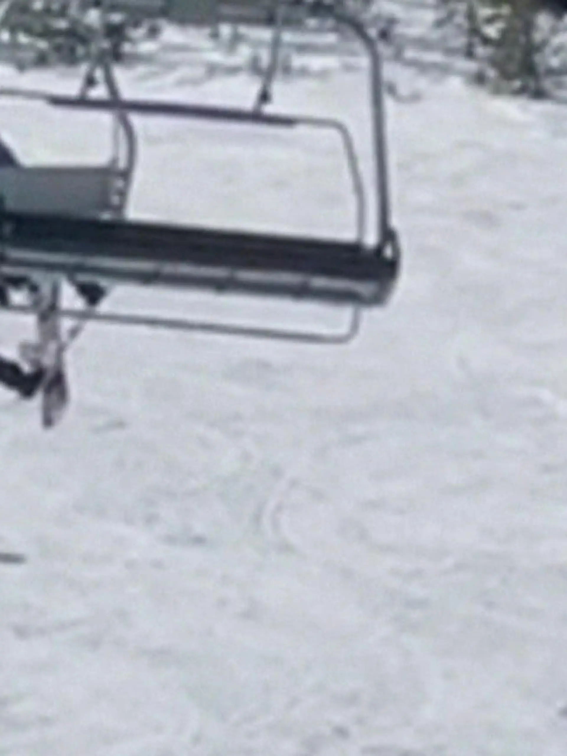 Schockmoment auf der Ski-Piste! In den kalifornischen Bergen droht eine 16-jährige Snowboarderin aus einem Sessel-Lift zu fallen. Die dramatische Rettung gibt's im Video.