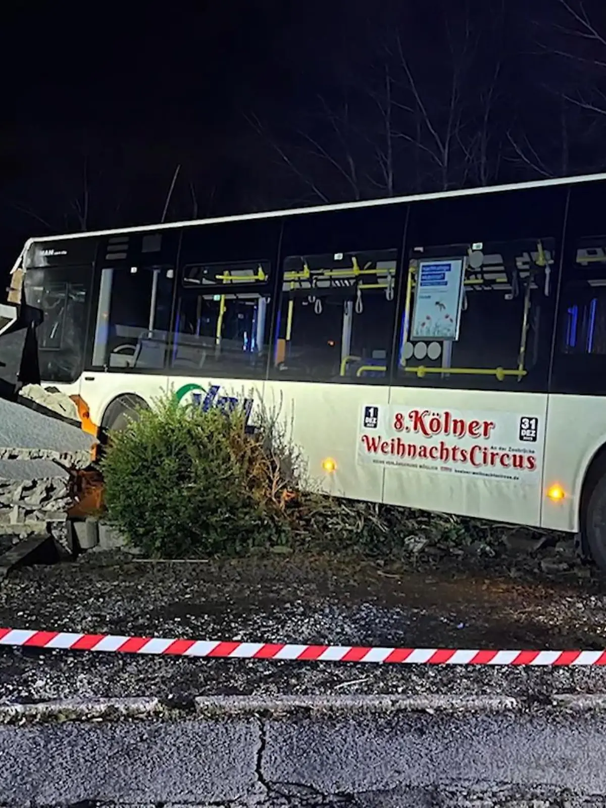 Bild zu: "Bus crasht Garage"
