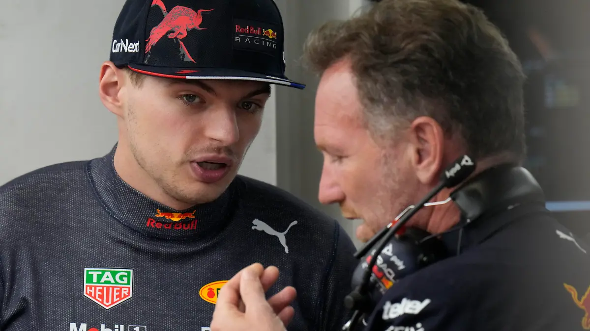 26.03.2022, Saudi-Arabien, Dschidda: Motorsport: Formel-1-Weltmeisterschaft, Grand Prix von Saudi-Arabien, 3. Freies Training: Max Verstappen (l) aus den Niederlanden vom Team Red-Bull spricht mit Teamchef Christian Horner. Der Weltverband Fia hat dem Red-Bull-Team einen Verstoß gegen die Budgetregeln nachgewiesen. (zu dpa: «Vorwurf Finanzdoping: Formel-1-Regelhüter im Red-Bull-Dilemma») Foto: Hassan Ammar/AP/dpa +++ dpa-Bildfunk +++