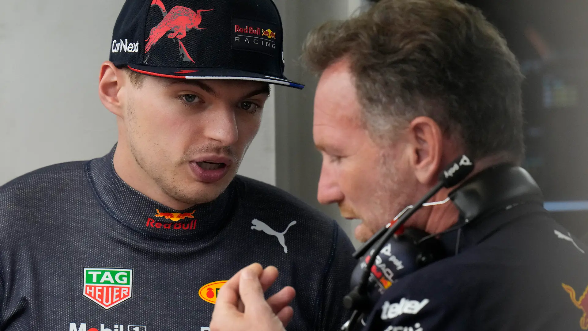 26.03.2022, Saudi-Arabien, Dschidda: Motorsport: Formel-1-Weltmeisterschaft, Grand Prix von Saudi-Arabien, 3. Freies Training: Max Verstappen (l) aus den Niederlanden vom Team Red-Bull spricht mit Teamchef Christian Horner. Der Weltverband Fia hat dem Red-Bull-Team einen Verstoß gegen die Budgetregeln nachgewiesen. (zu dpa: «Vorwurf Finanzdoping: Formel-1-Regelhüter im Red-Bull-Dilemma») Foto: Hassan Ammar/AP/dpa +++ dpa-Bildfunk +++