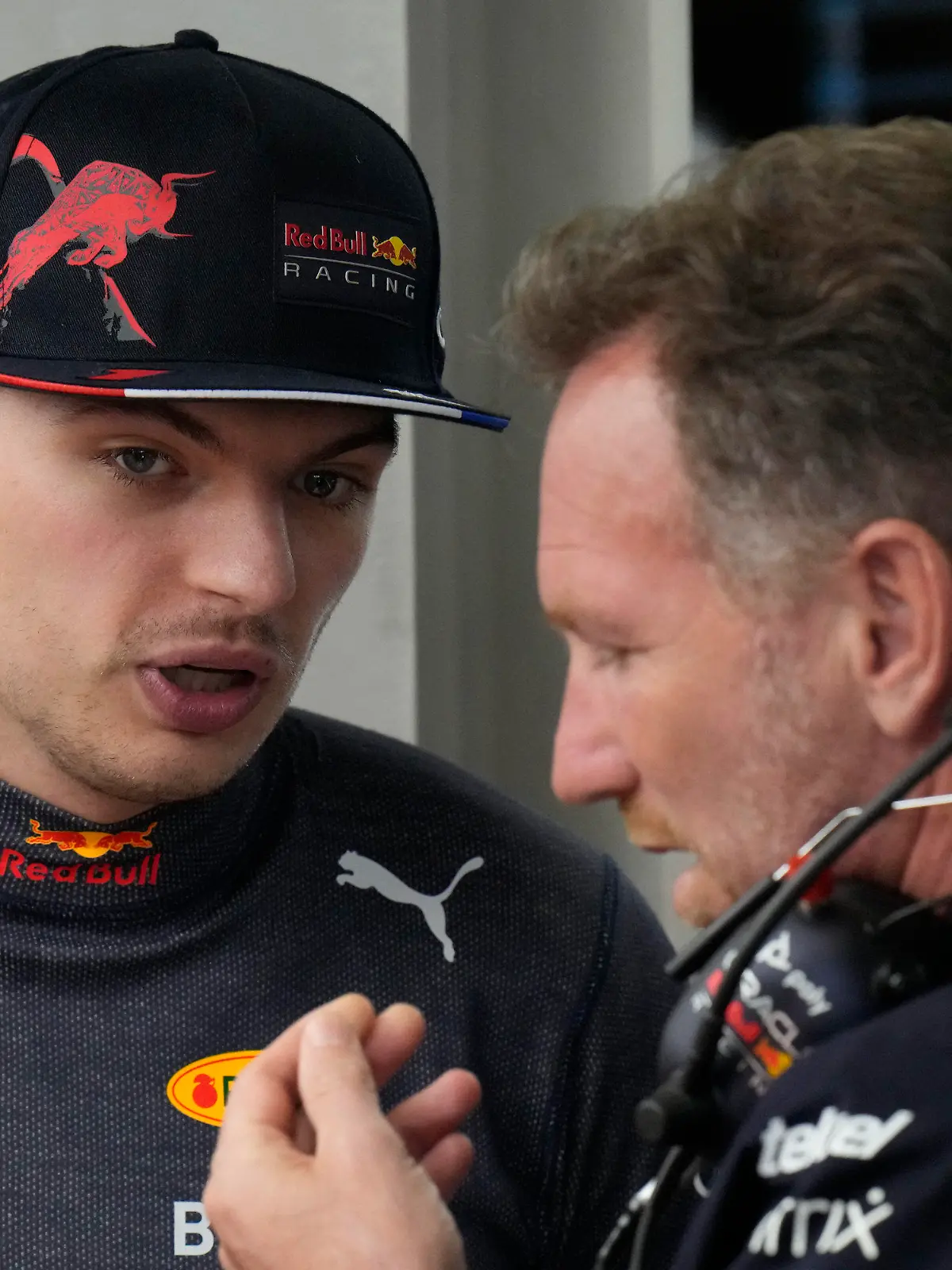 26.03.2022, Saudi-Arabien, Dschidda: Motorsport: Formel-1-Weltmeisterschaft, Grand Prix von Saudi-Arabien, 3. Freies Training: Max Verstappen (l) aus den Niederlanden vom Team Red-Bull spricht mit Teamchef Christian Horner. Der Weltverband Fia hat dem Red-Bull-Team einen Verstoß gegen die Budgetregeln nachgewiesen. (zu dpa: «Vorwurf Finanzdoping: Formel-1-Regelhüter im Red-Bull-Dilemma») Foto: Hassan Ammar/AP/dpa +++ dpa-Bildfunk +++