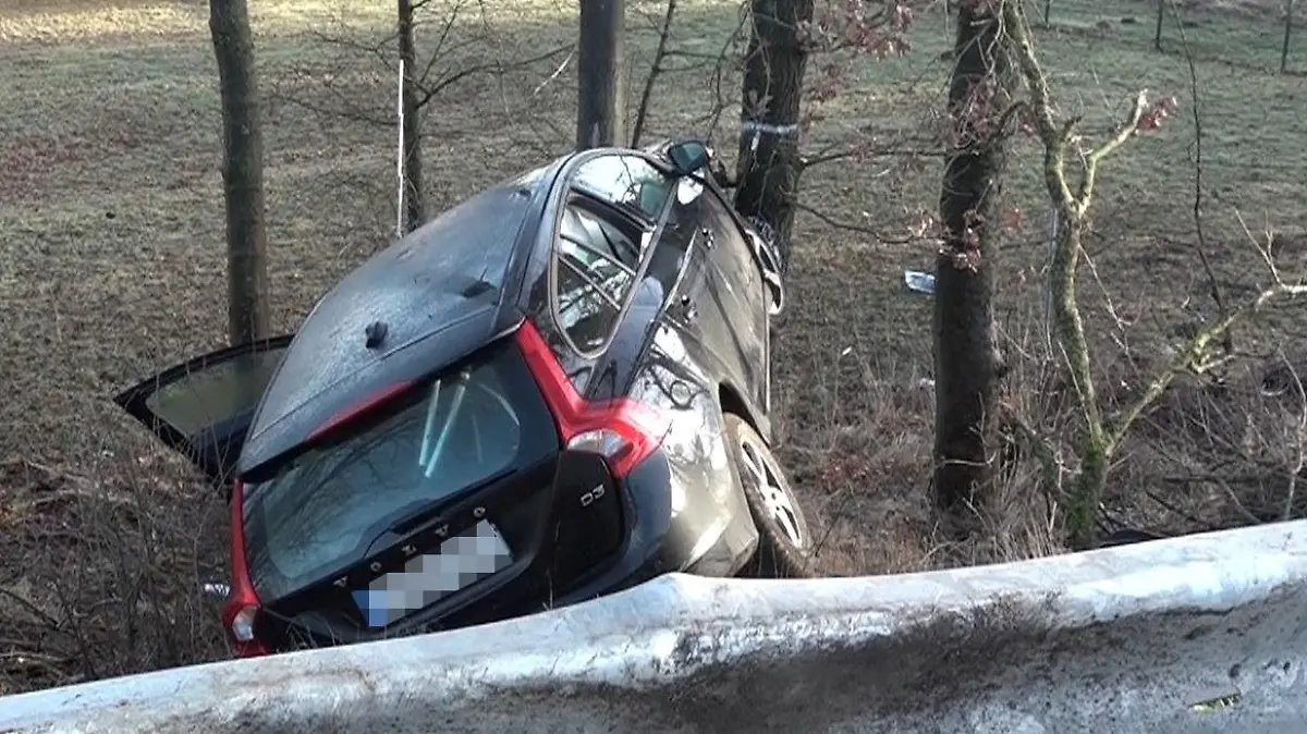 In diesem Wagen saßen die Kinder mit ihrem Vater, der das Auto vorher gestohlen hat. Sie alle hatten riesiges Glück.