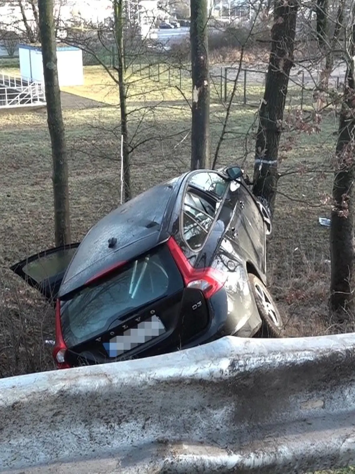In diesem Wagen saßen die Kinder mit ihrem Vater, der das Auto vorher gestohlen hat. Sie alle hatten riesiges Glück.
