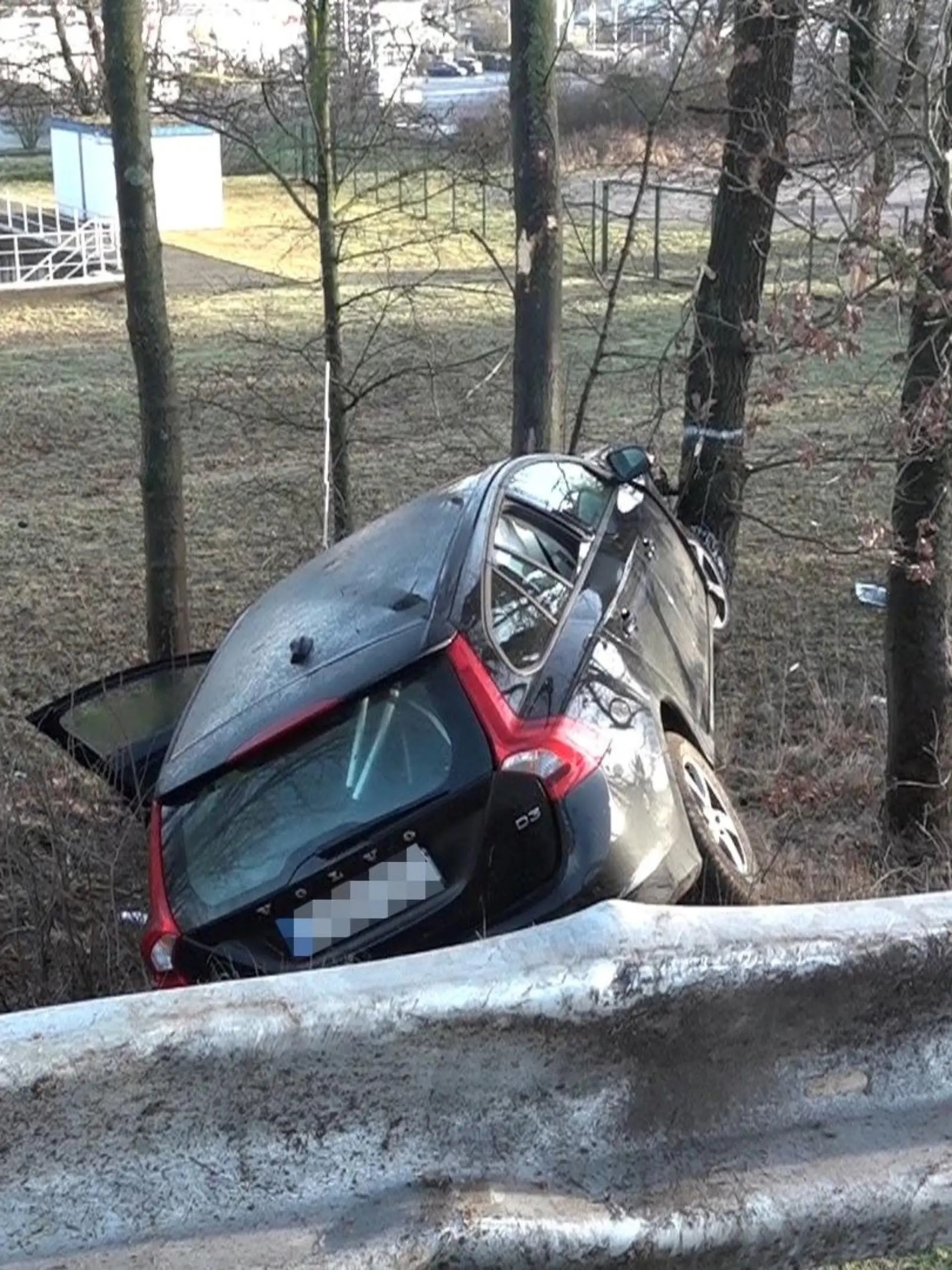In diesem Wagen saßen die Kinder mit ihrem Vater, der das Auto vorher gestohlen hat. Sie alle hatten riesiges Glück.